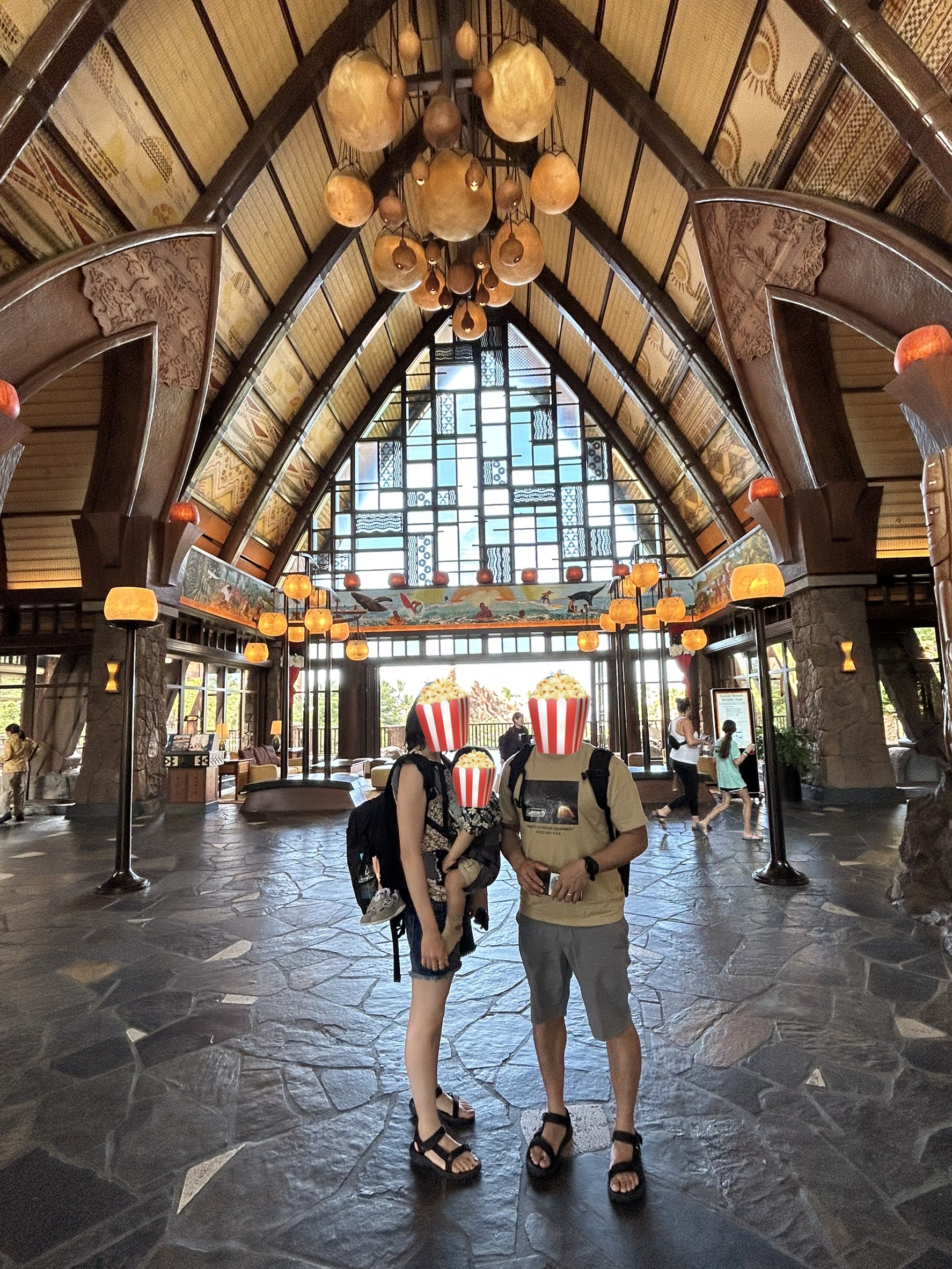 アウラニディズニーリゾートのロビーで抱っこ紐の1歳の子どもと撮影した写真