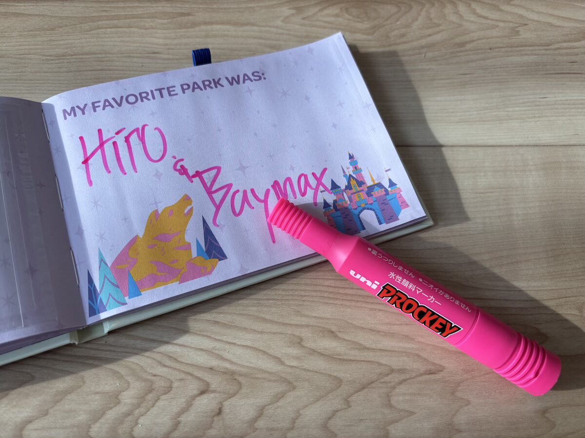 ピンクのサインペンで書かれたヒロとベイマックスのサイン