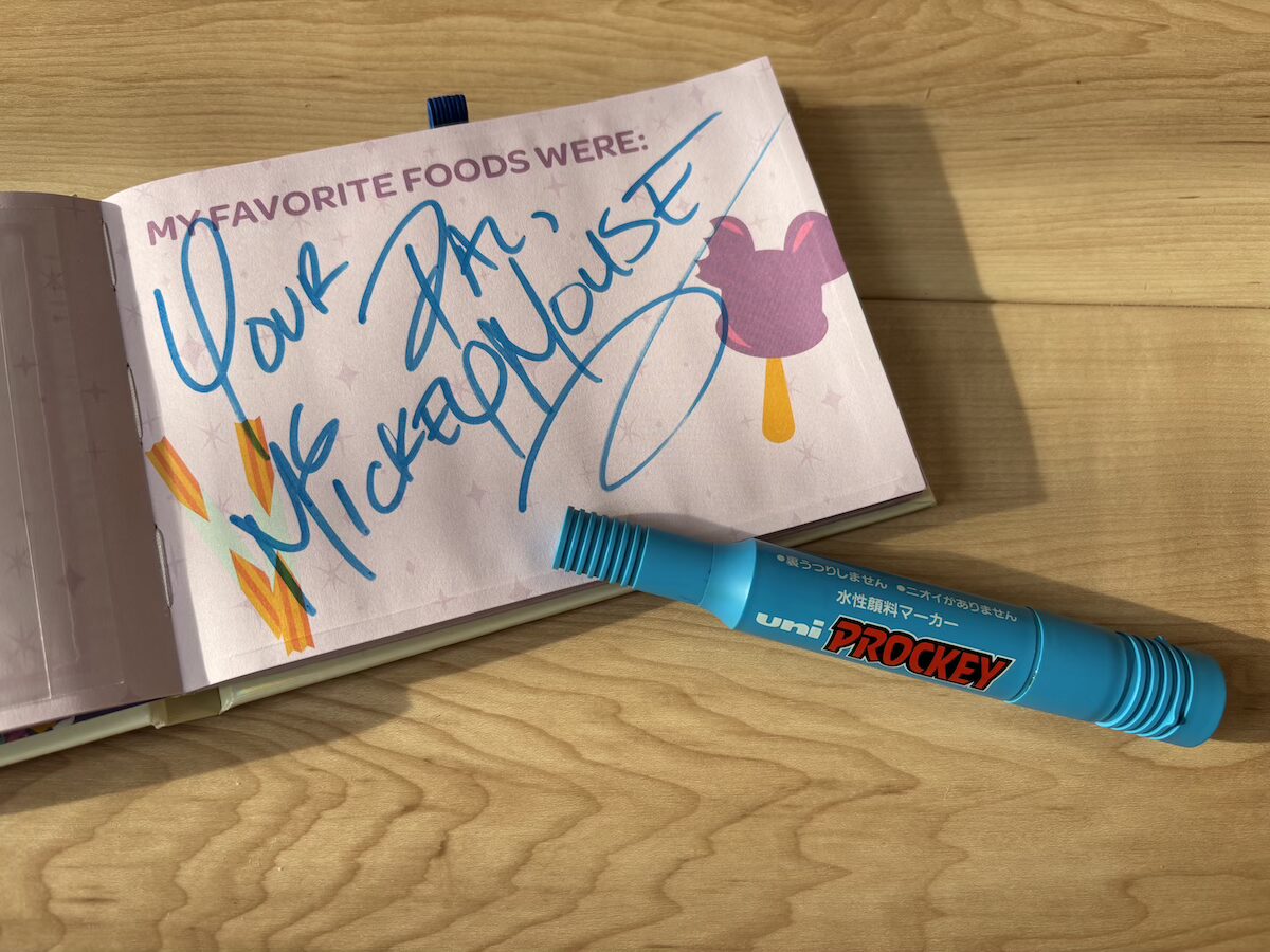 青いサインペンで書かれたミッキーのサイン