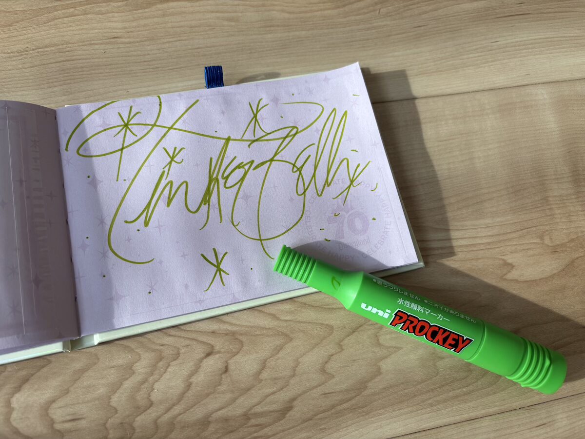 黄緑色のサインペンで書かれたティンカーベルのサイン