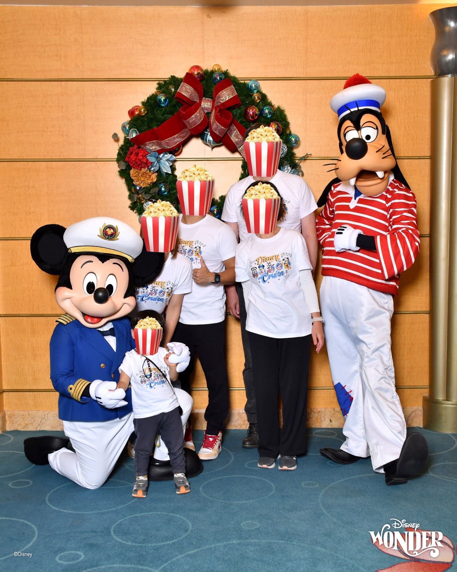 ディズニーワンダー号でミッキーとグーフィーと家族三人と祖父母で撮影した写真