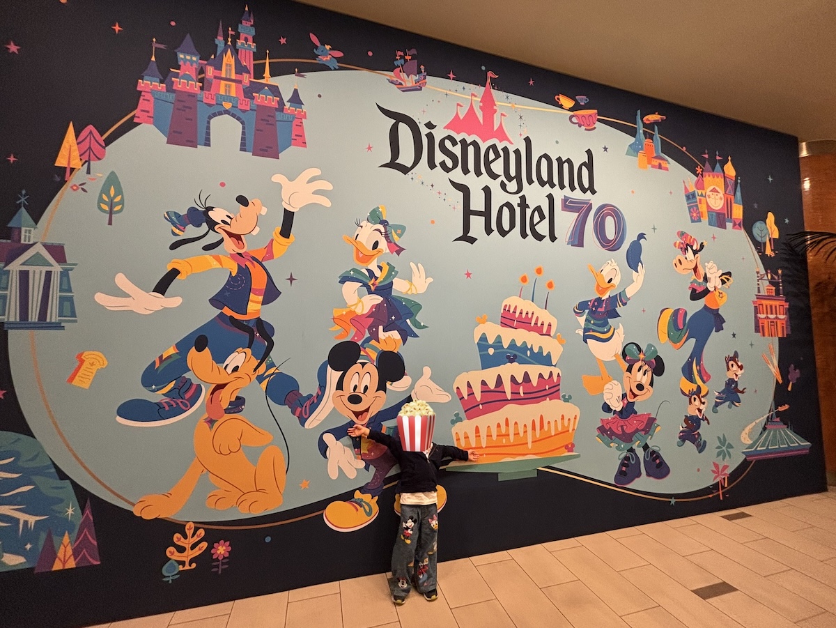 ディズニーランドホテル 70周年 ミッキーのタペストリー装飾