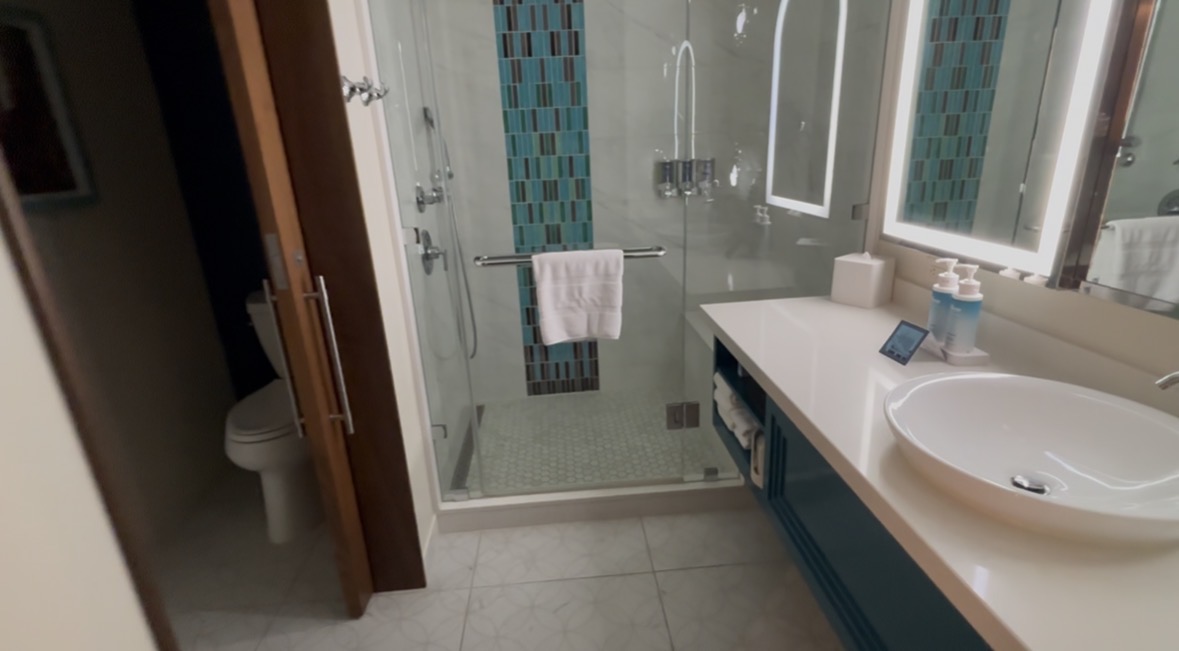 アナハイムディズニーランドホテルのデラックススタジオの洗面所・トイレ・バスルーム全体