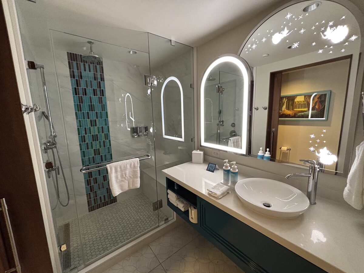 アナハイムディズニーランドホテルの洗面所の鏡に映る三人の妖精のシルエットとバスルーム