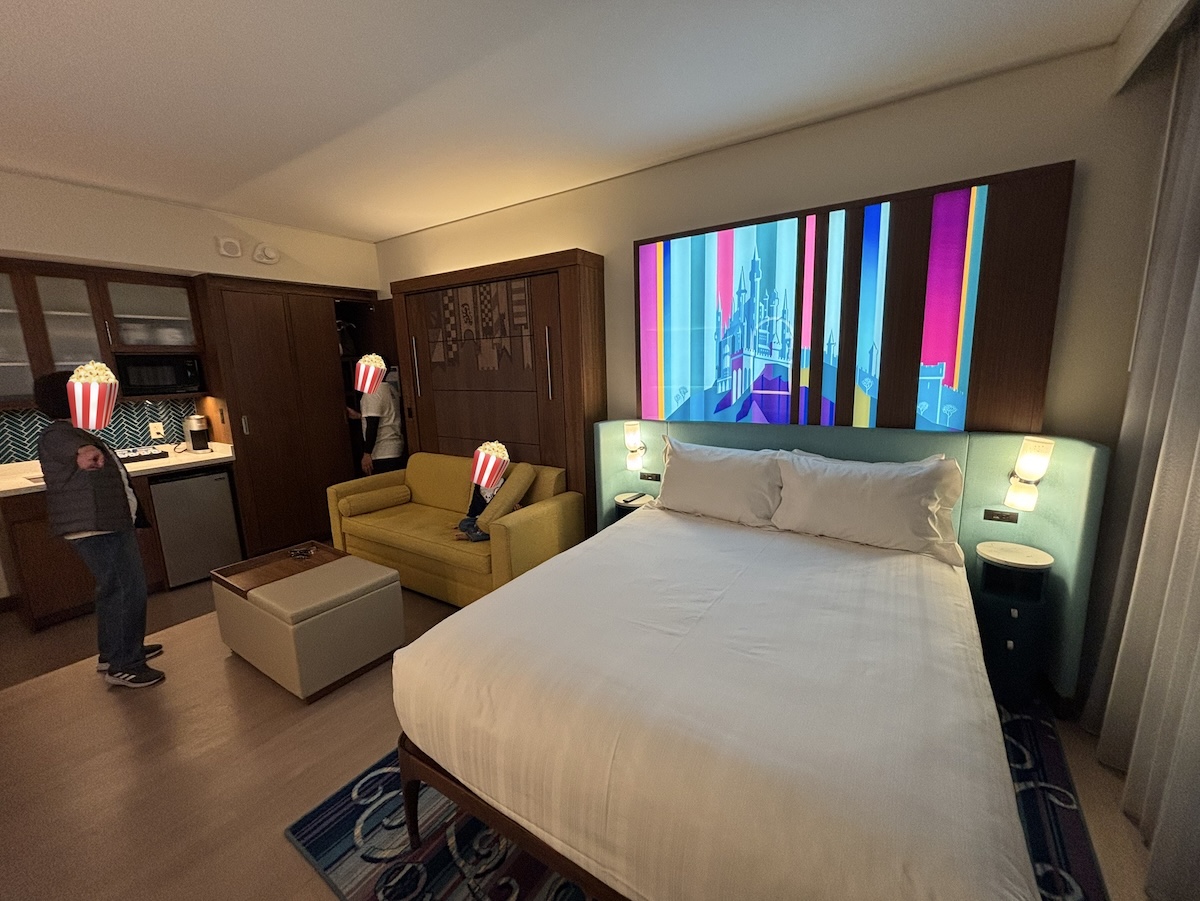 アナハイムディズニーランドホテルのデラックススタジオのクイーンベッドとソファ(通常状態)