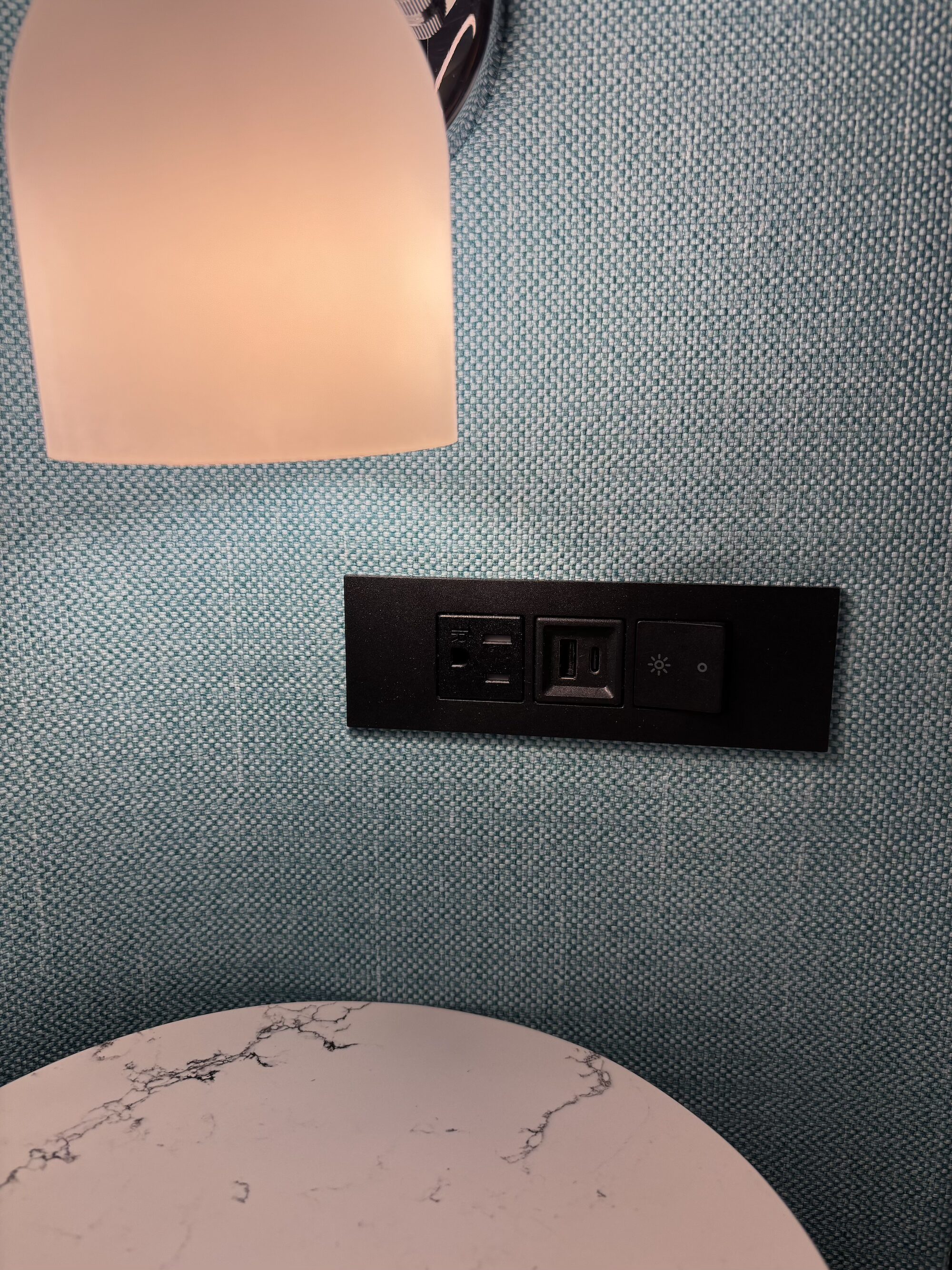 アナハイムディズニーランドホテルのベッドサイドのコンセントとUSB・Type-Cポート