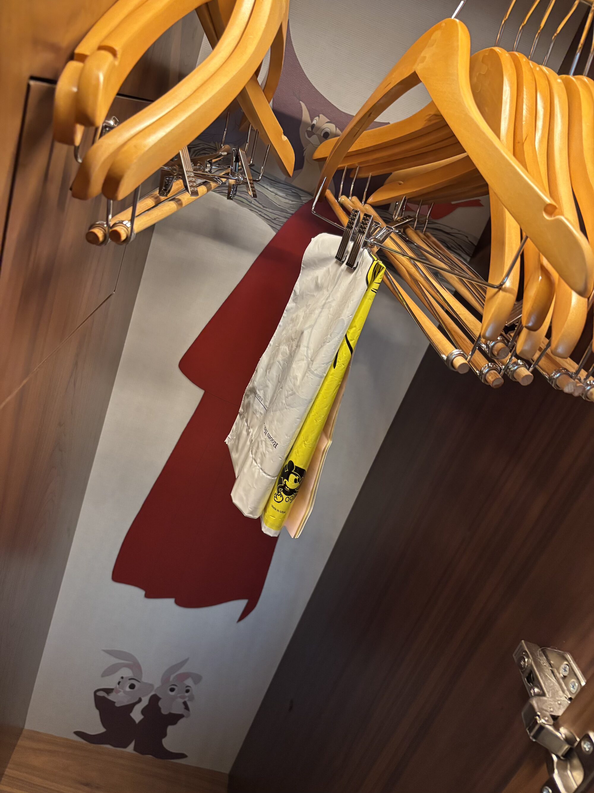 アナハイムディズニーランドホテルのクローゼット内のフィリップ王子のブーツに入る動物たちのアート