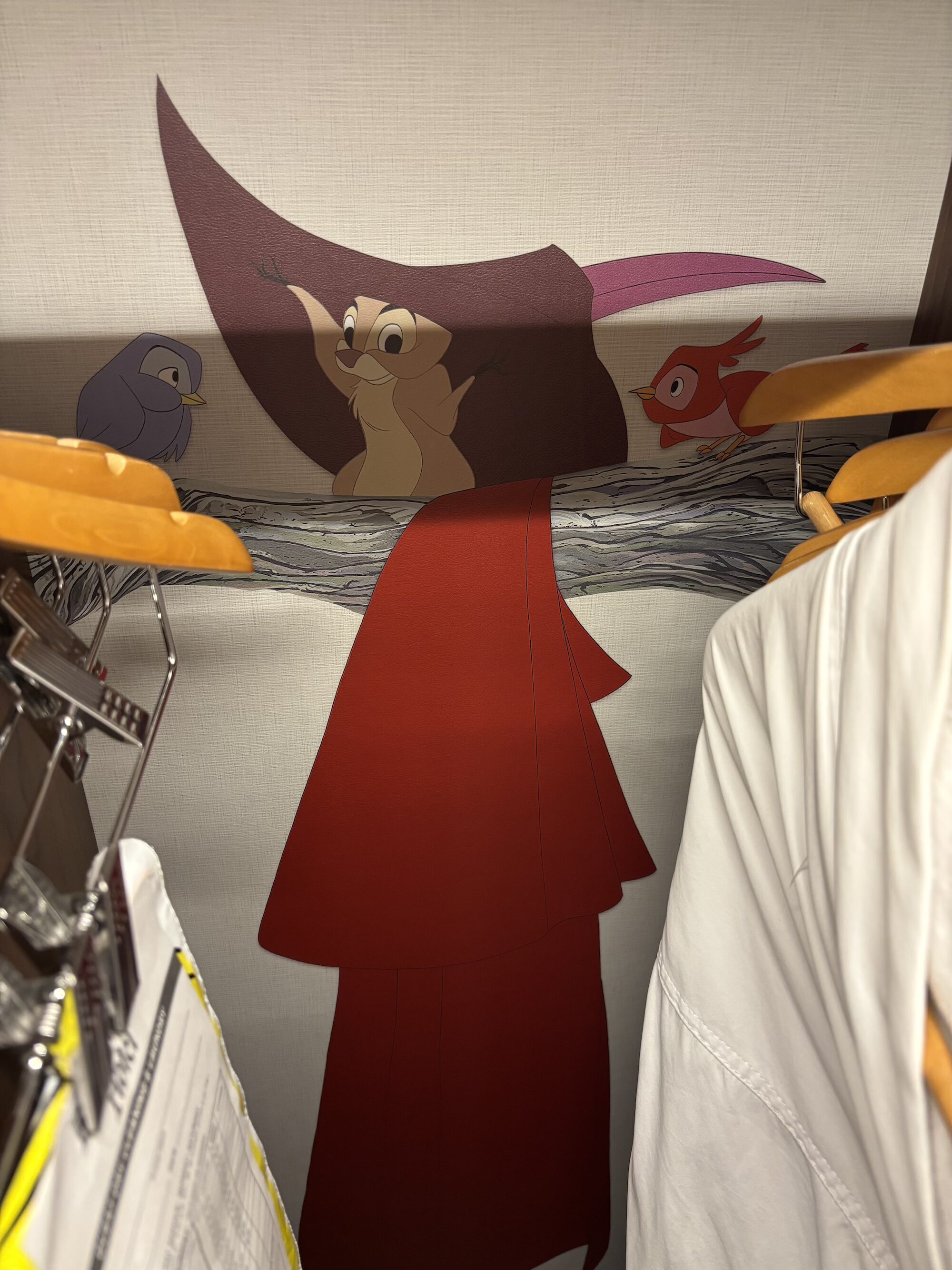 アナハイムディズニーランドホテルのクローゼット内に描かれたフィリップ王子の帽子をかぶる動物たち