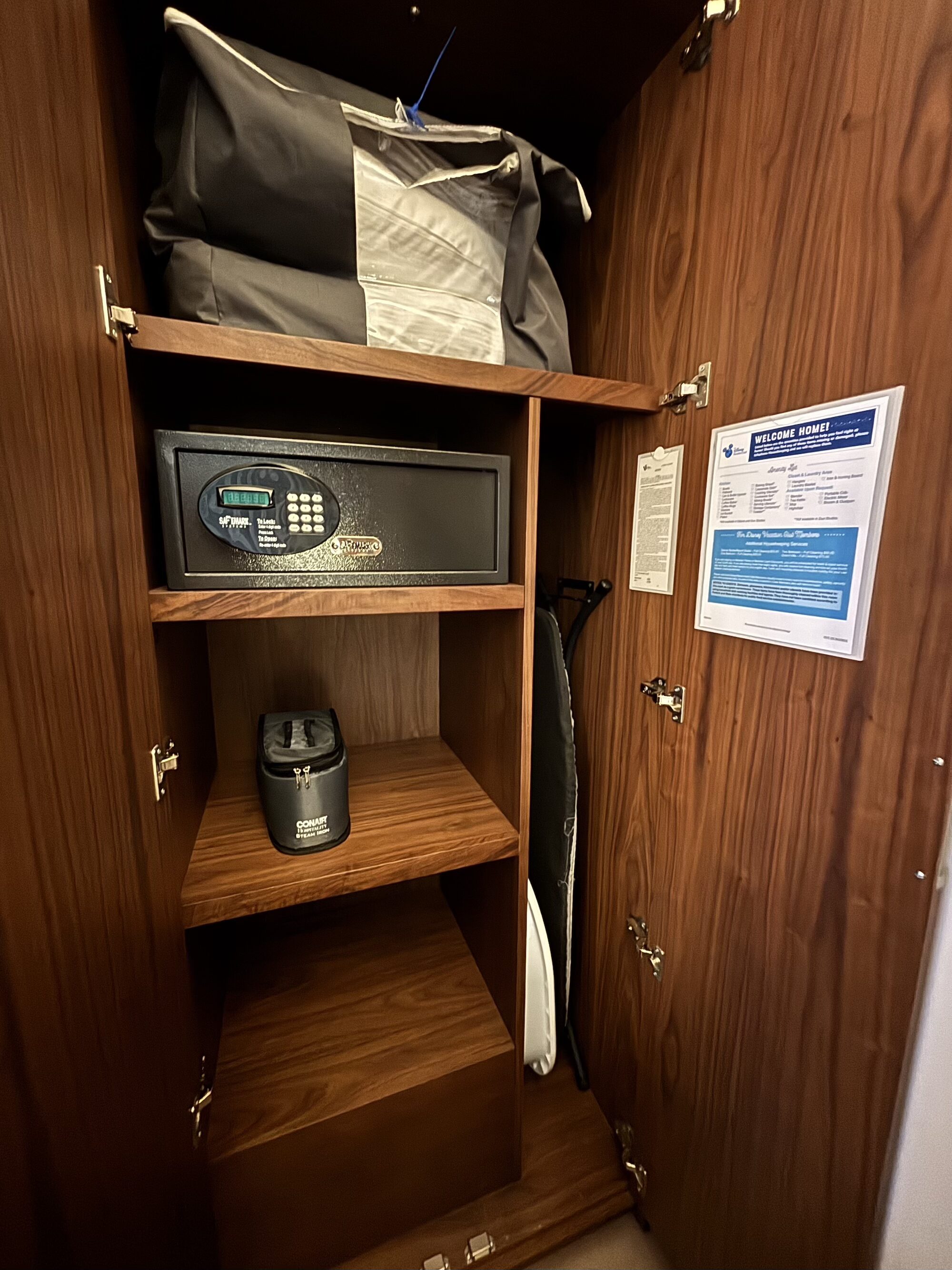 アナハイムディズニーランドホテルのクローゼット内のエクストラピローや金庫、アイロン台