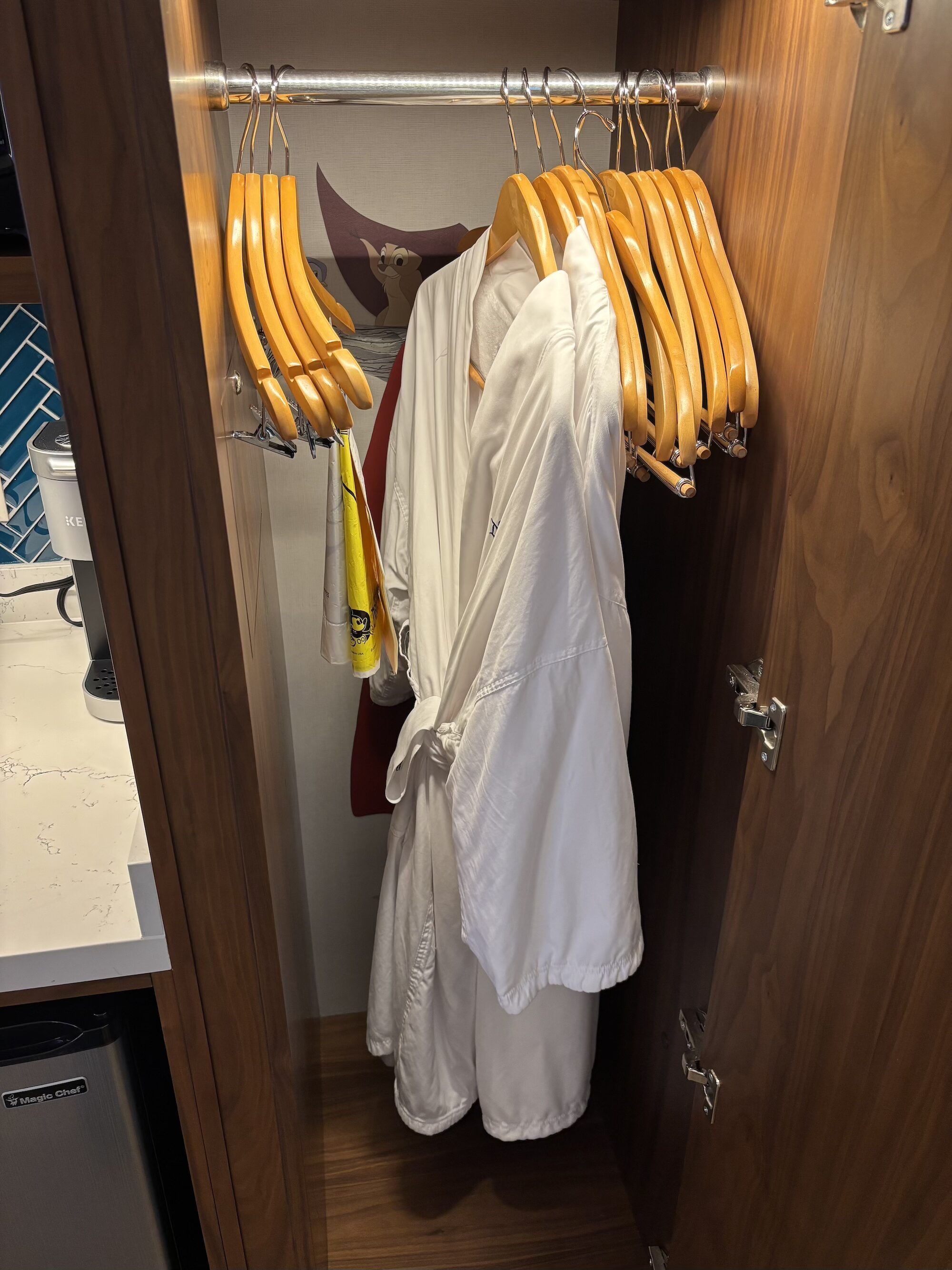 アナハイムディズニーランドホテルのクローゼット（ハンガーとバスローブ）