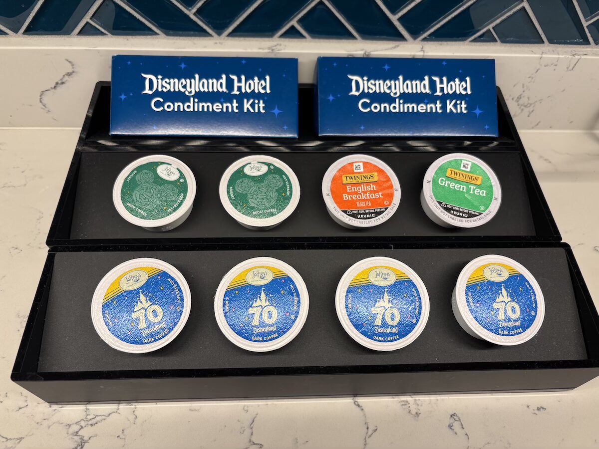アナハイムディズニーランドホテルのデラックススタジオのコーヒーメーカーと70周年ブレンド