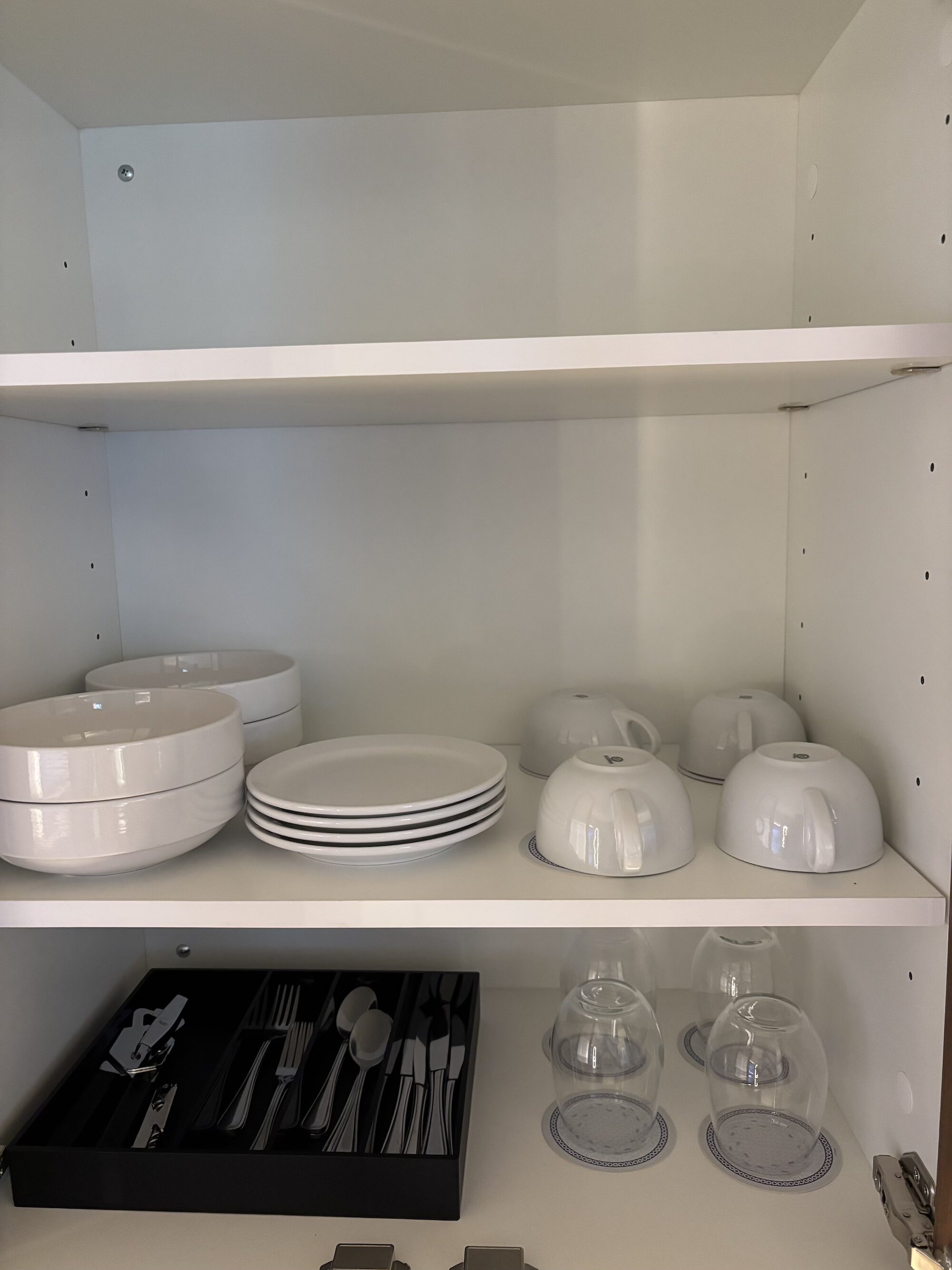 アナハイムディズニーランドホテルのミニキッチンの戸棚にある食器やカトラリー