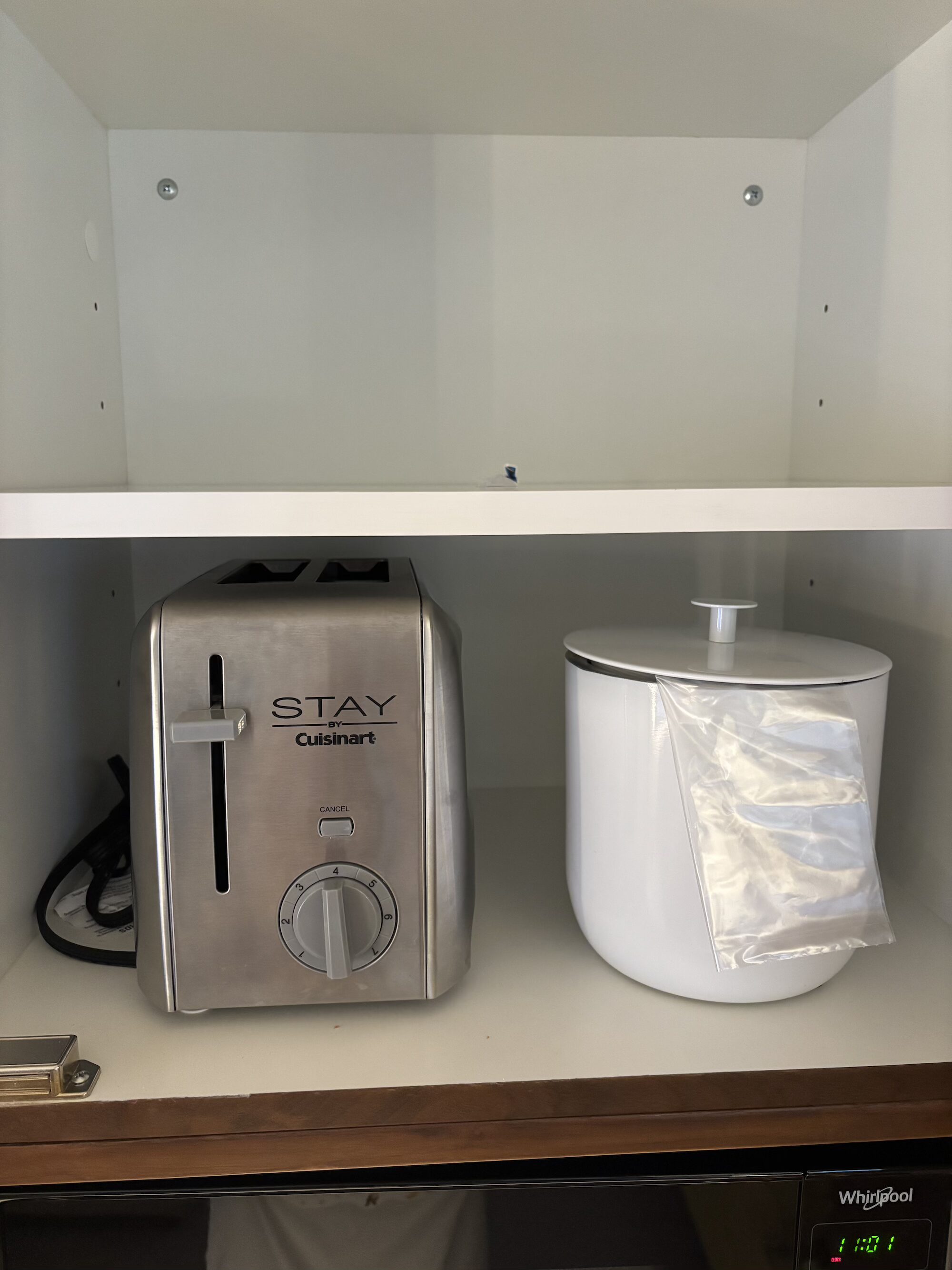 アナハイムディズニーランドホテルのミニキッチン戸棚内のトースターとアイスペール