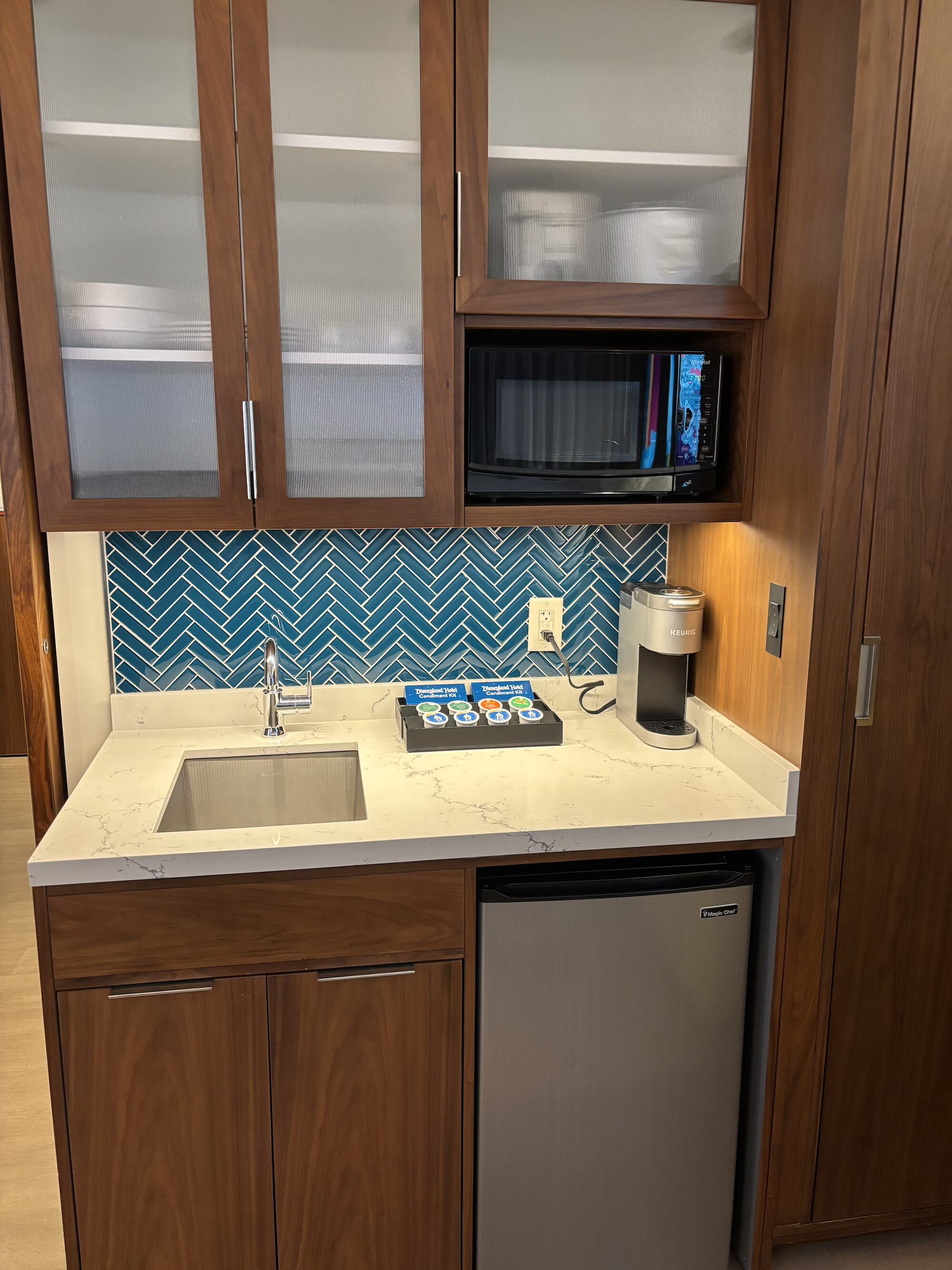 アナハイムディズニーランドホテルのデラックススタジオのミニキッチン全体（電子レンジ付き）