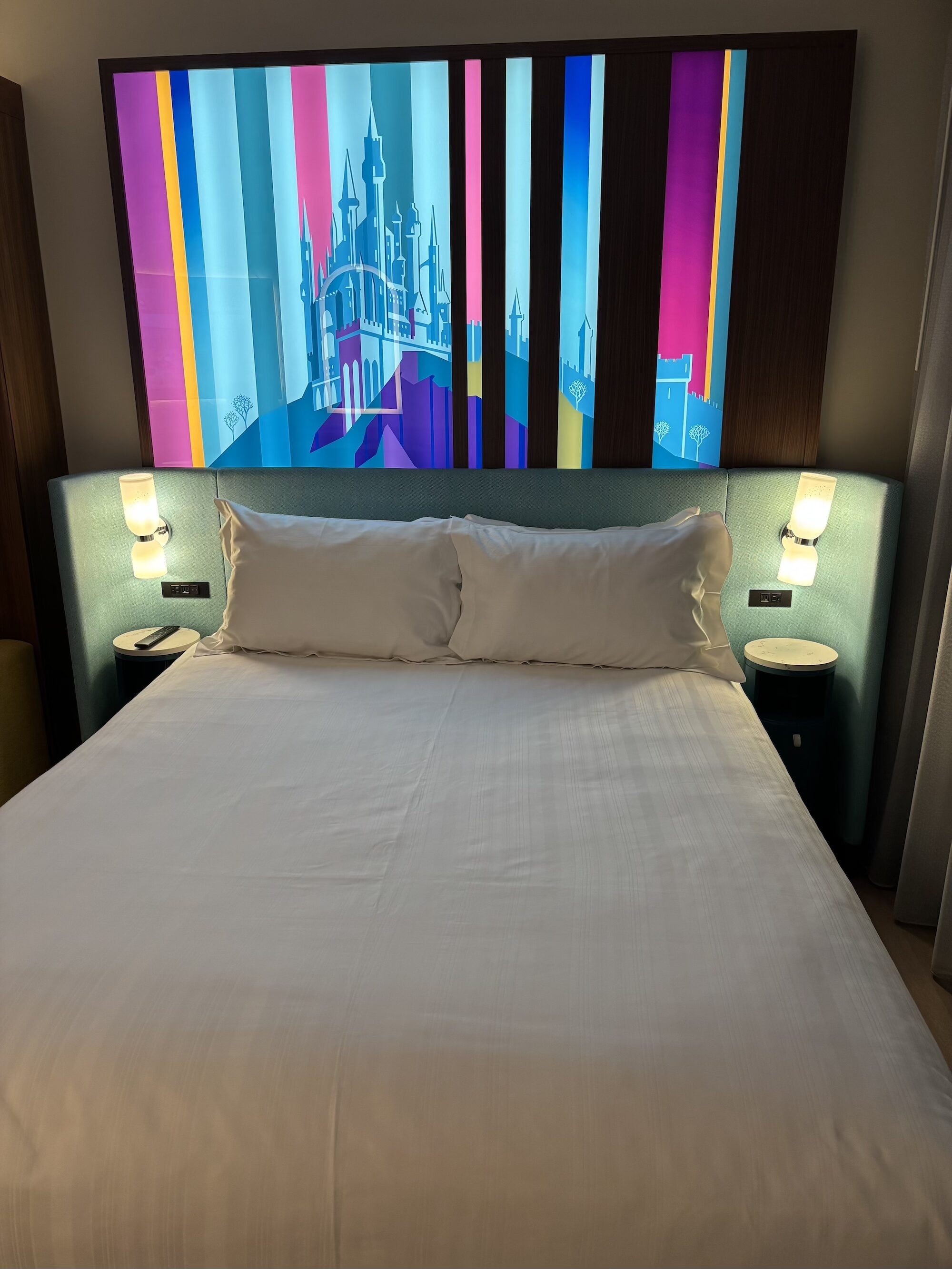 アナハイムディズニーランドホテルのクイーンベッドと両サイドのサイドテーブル