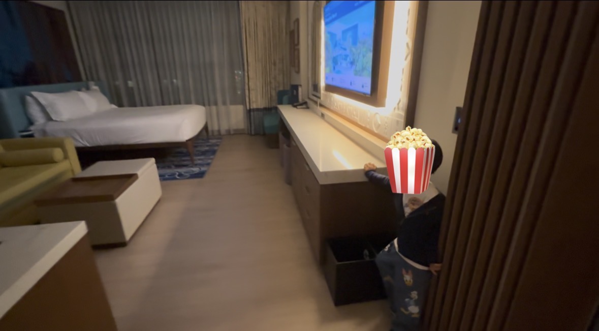 アナハイムディズニーランドホテルのデラックススタジオ客室全体（入口からの眺め）