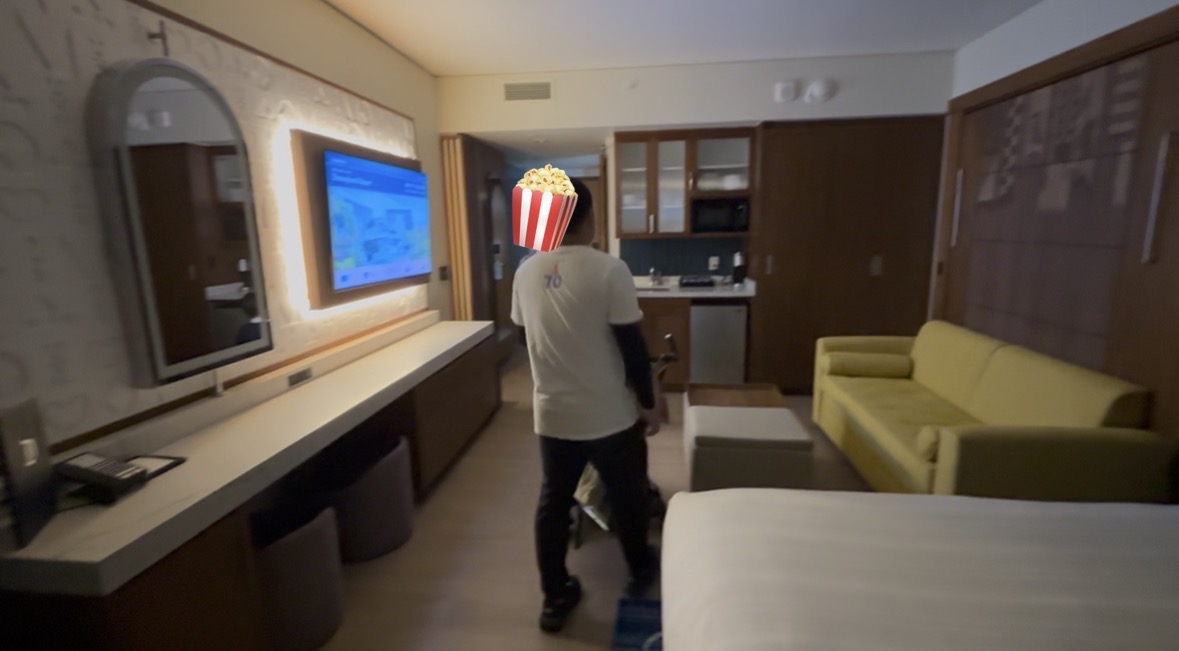 アナハイムディズニーランドホテルのデラックススタジオ客室全体（窓側からの眺め）