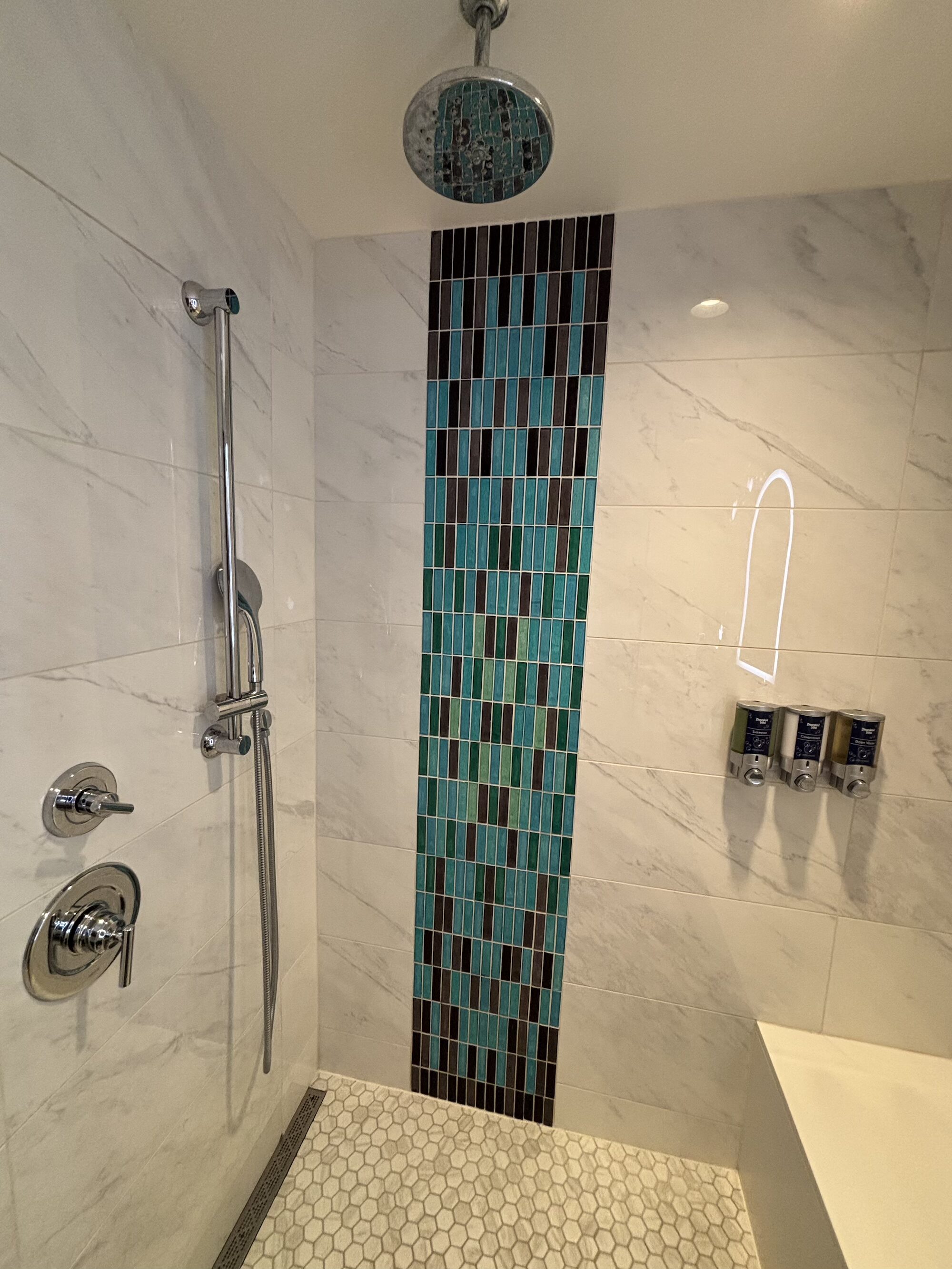 アナハイムディズニーランドホテルのデラックススタジオのシャワーブース（手持ちシャワー付き）