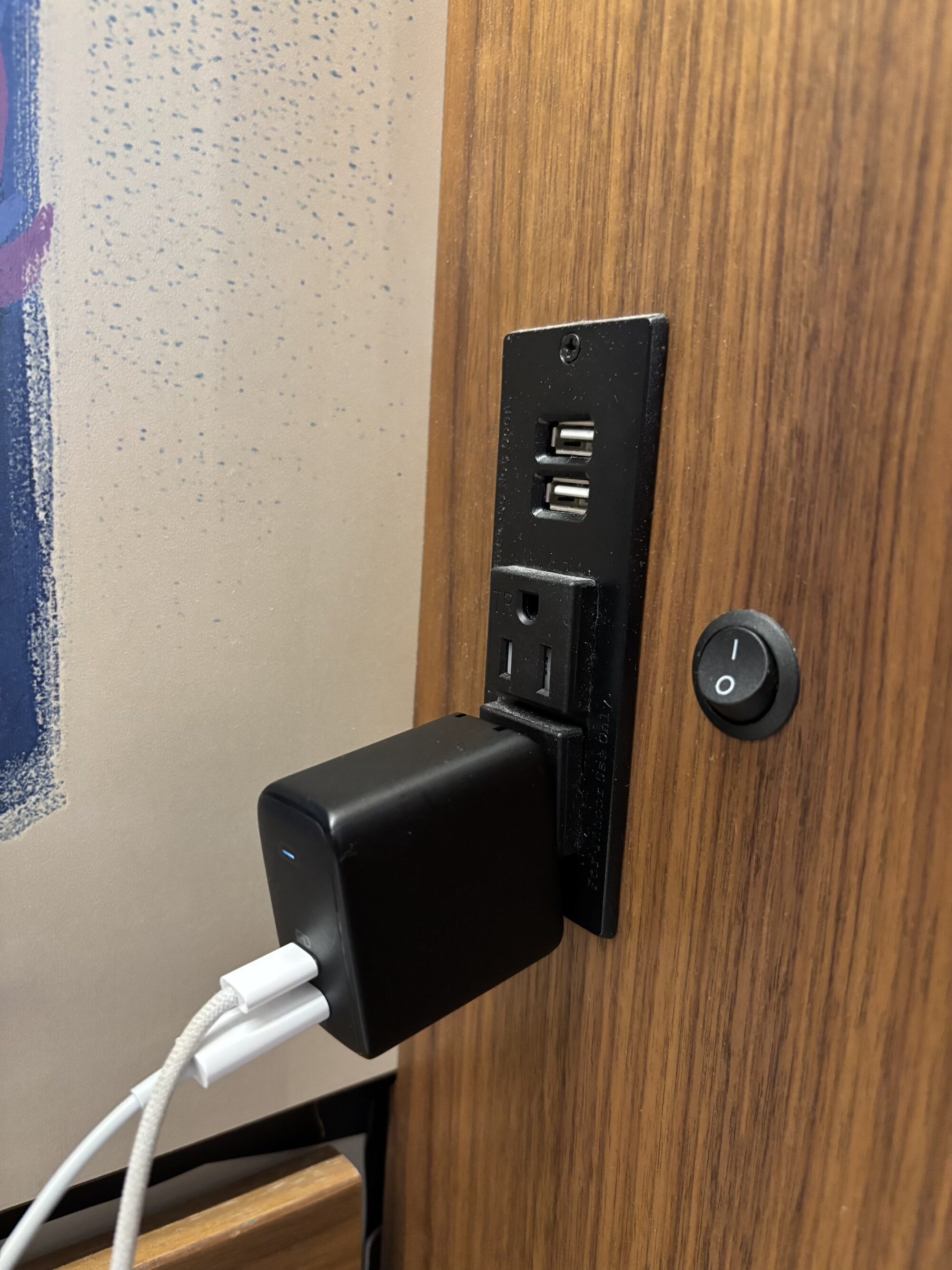 アナハイムディズニーランドホテルのソファーベッド横にあるコンセントとUSBポート