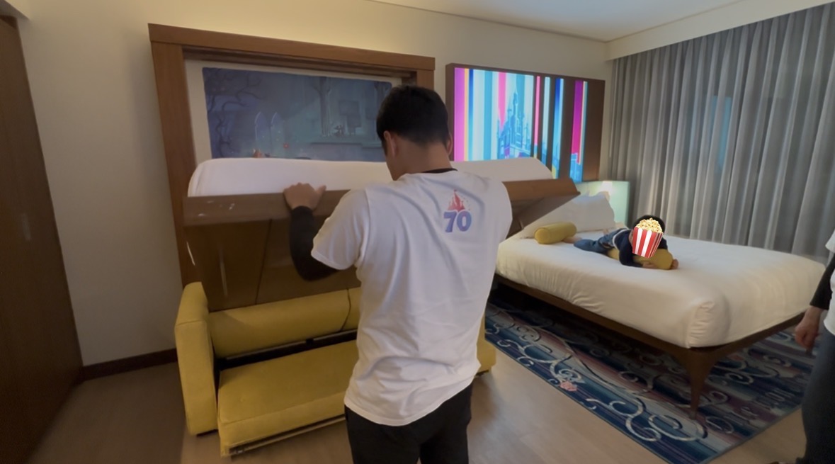 アナハイムディズニーランドホテルのデラックススタジオでソファーベッドを引き出している様子
