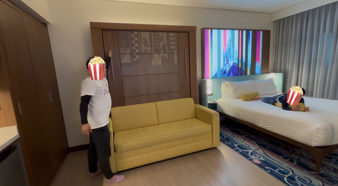 アナハイムディズニーランドホテルのデラックススタジオのソファ（ベッド展開前の状態）