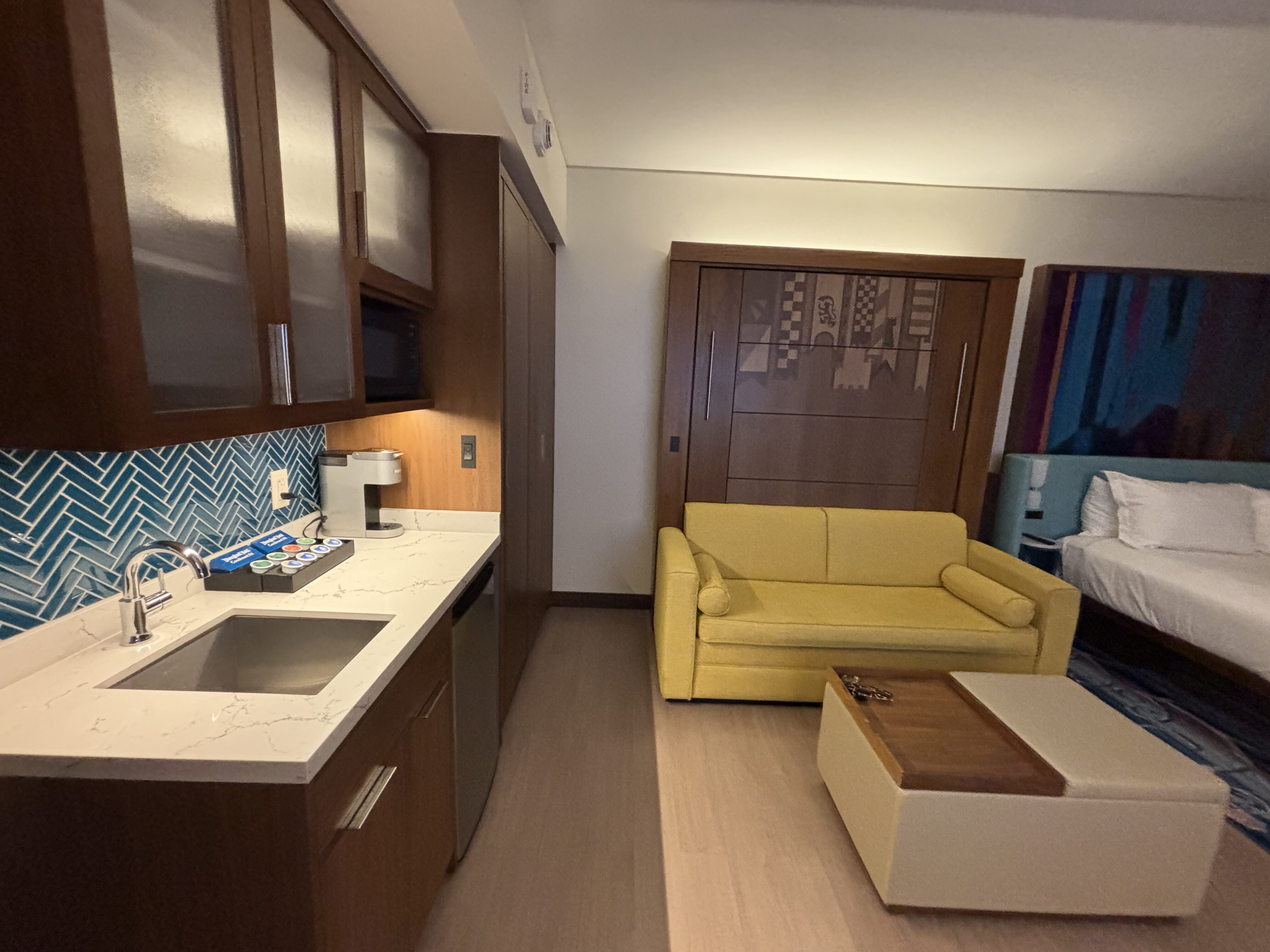 アナハイムディズニーランドホテルのデラックススタジオ客室のソファ・ミニキッチン・クローゼットの全体