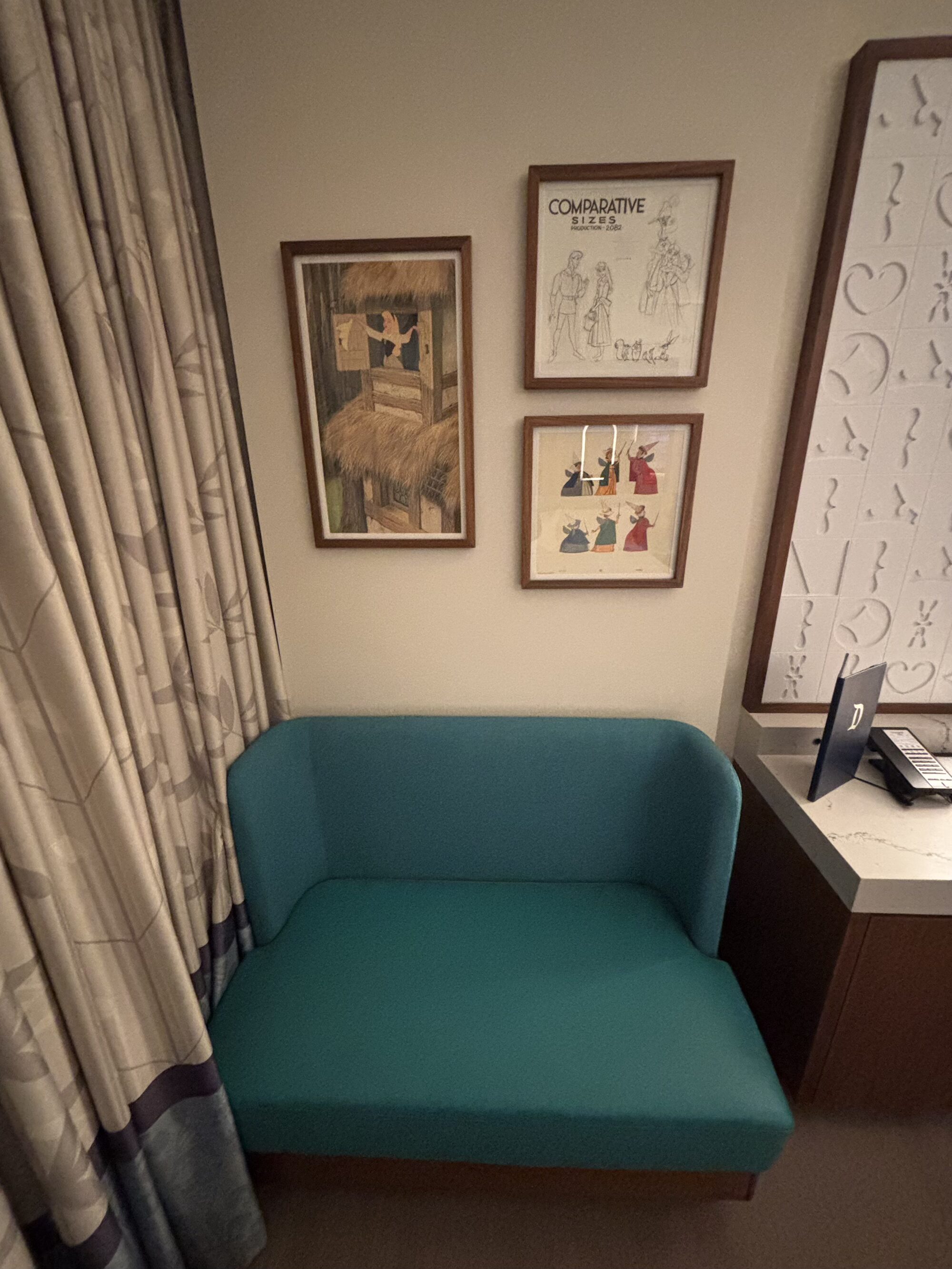 アナハイムディズニーランドホテルの窓側ソファと眠れる森の美女のアート