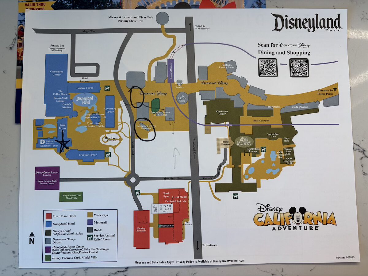 ディズニーランドホテル周辺の地図と手荷物検査の場所、ディスカバリータワーの位置（マーク付き）