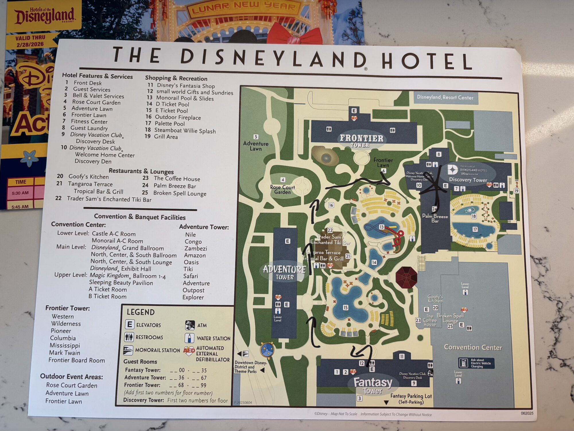 ディズニーランドホテルの地図とディスカバリータワーの位置を示す星マーク