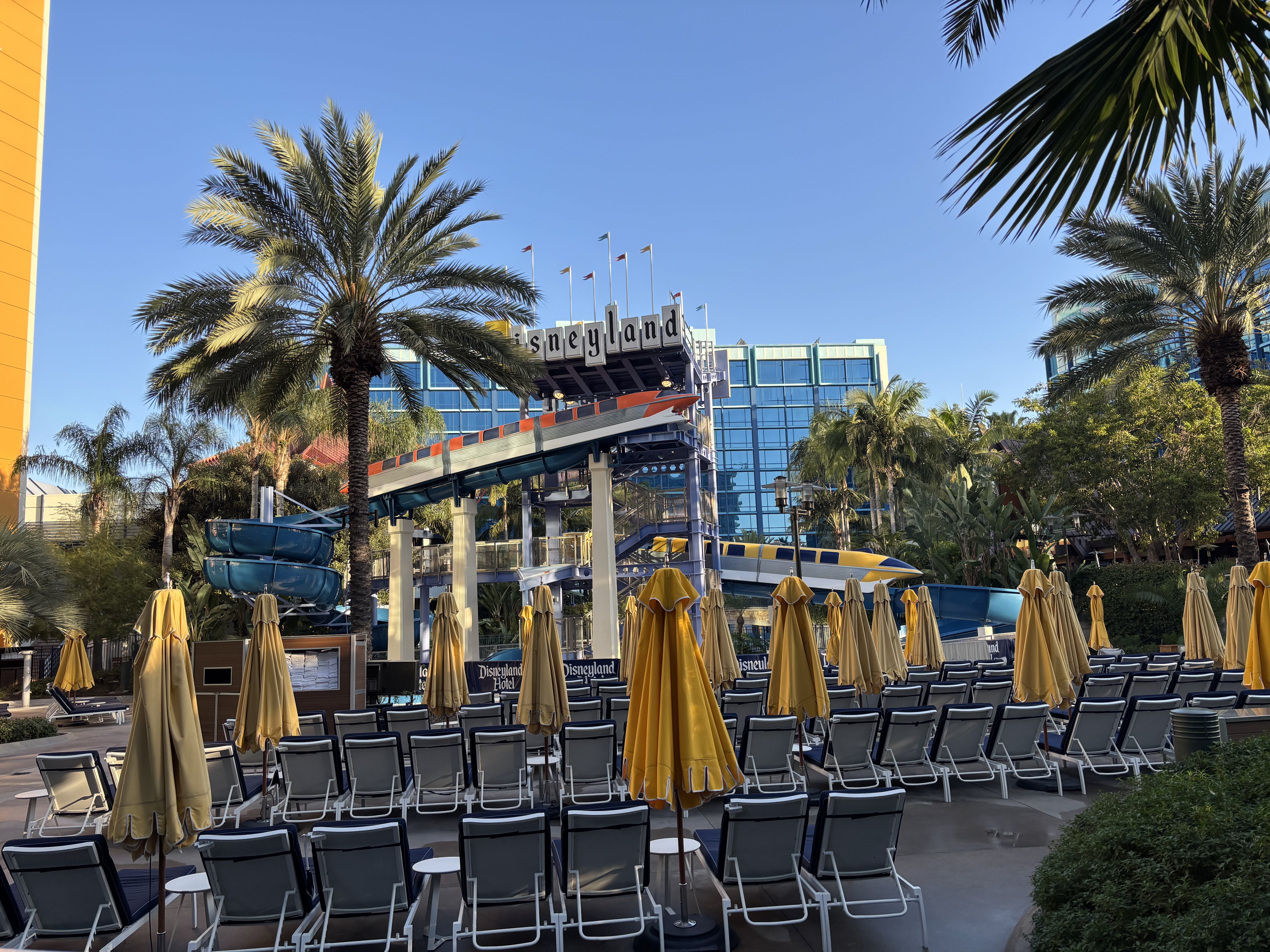 アナハイムディズニーランドホテルのプールエリア（モノレールスライダーとプールチェア、ロゴ）