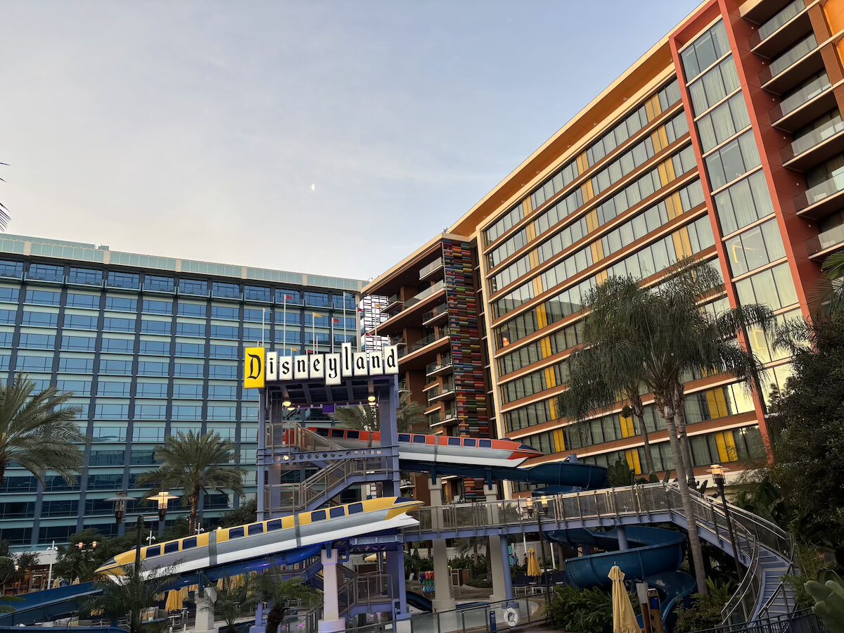 アナハイムディズニーランドホテルのモノレール型ウォータースライダー