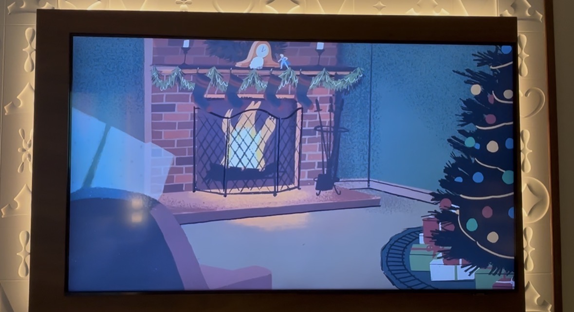 ディズニーランドホテルのテレビで見られる暖炉の映像とキャラクター演出