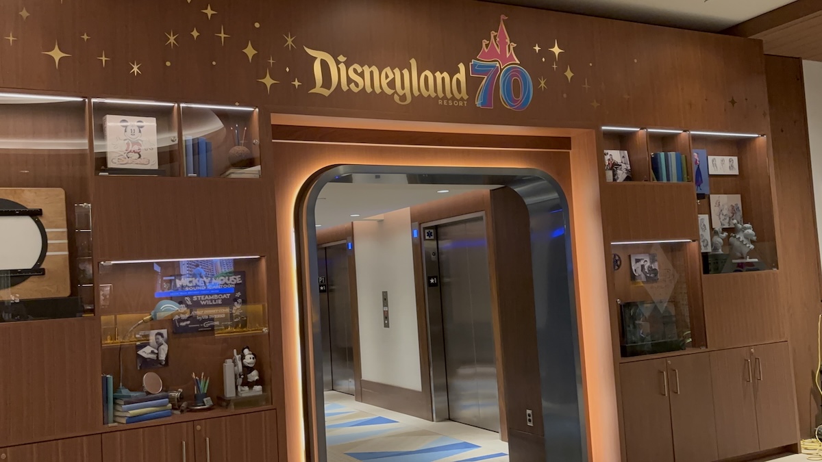 ディズニーランドホテル ヴィラ棟エレベーターホール入口の装飾