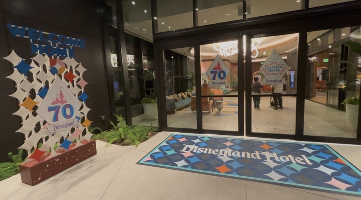 ディズニーランドホテル ヴィラ棟入口 70周年装飾の自動ドア