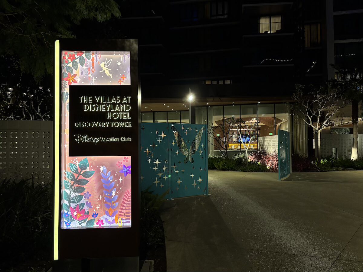 ディズニーランドホテル ヴィラ棟の入口サイン