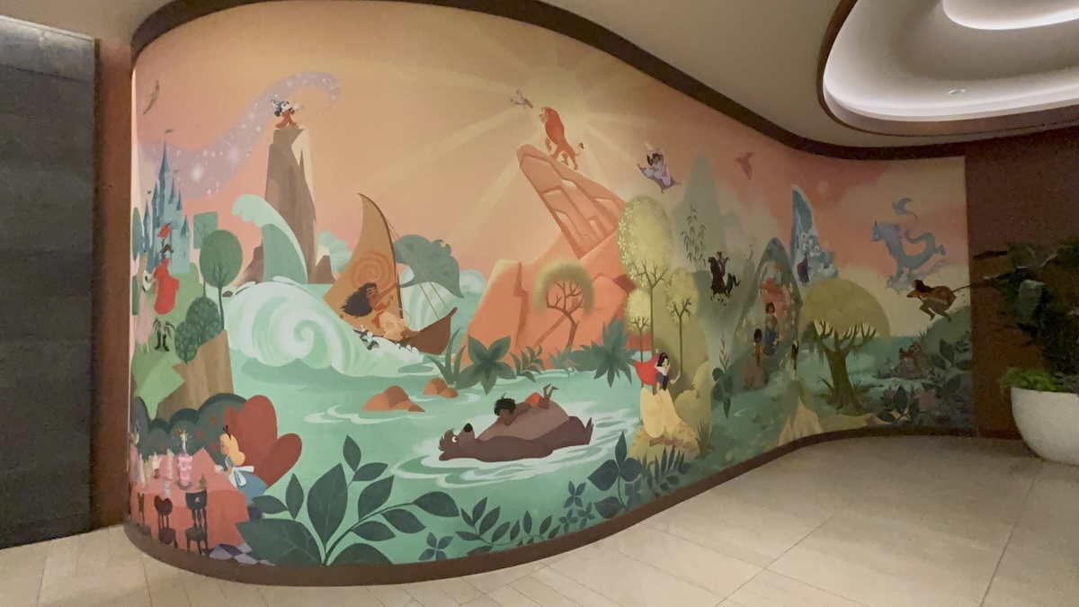 ディズニーランドホテル ヴィラ棟ロビーのディズニーキャラクター壁画