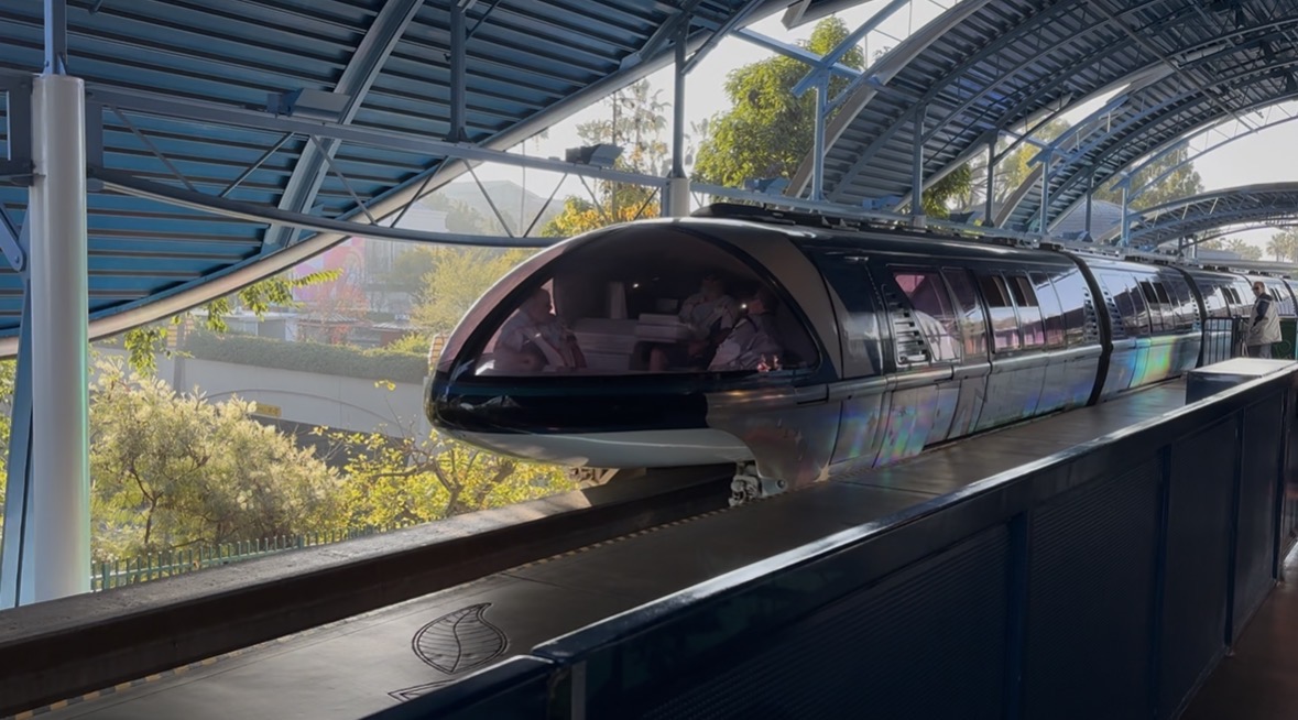 ダウンタウンディズニー駅に到着するディズニーランドモノレール