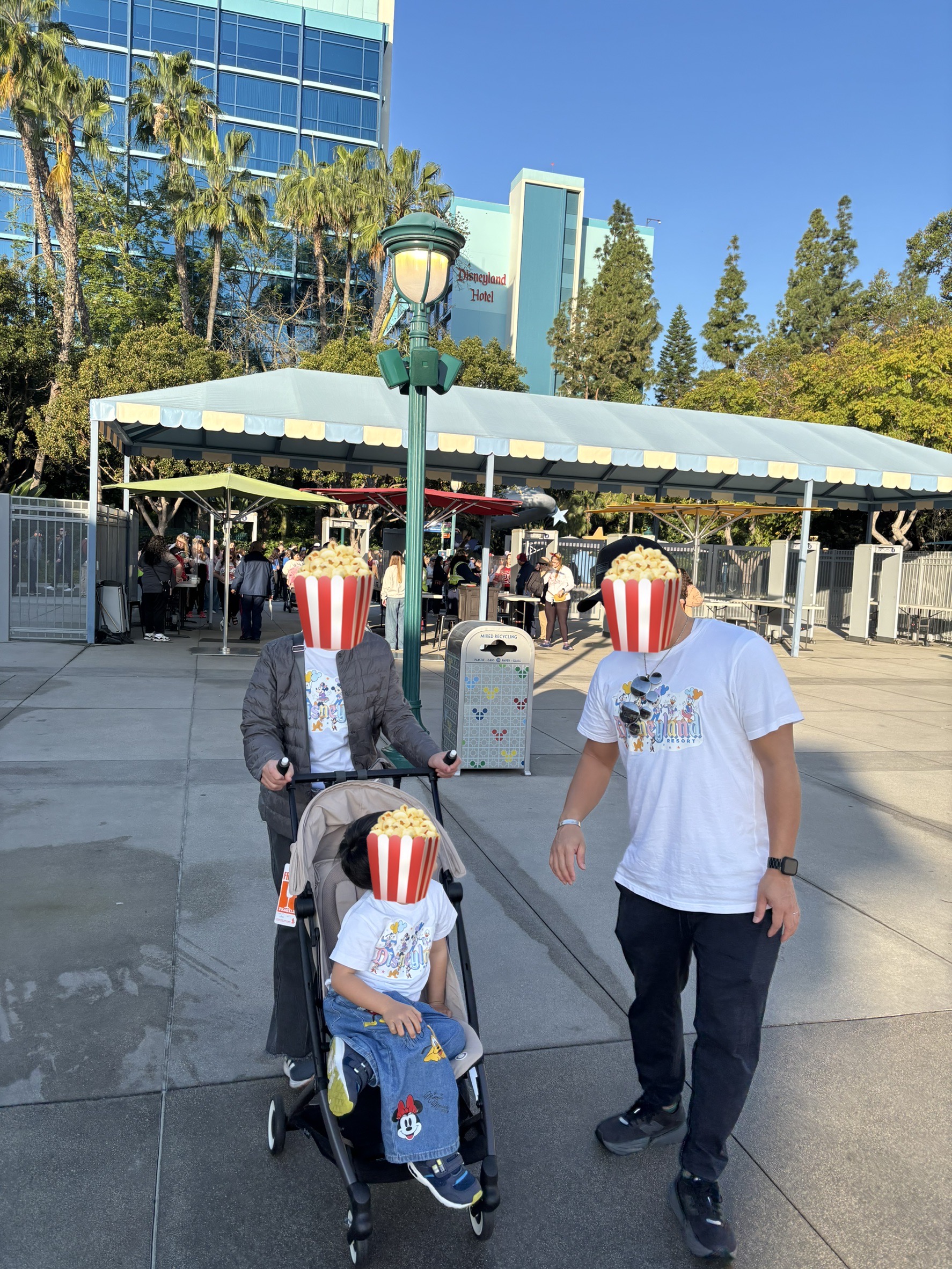 ダウンタウンディズニーの手荷物検査後のエリアとディズニーランドホテル（家族の姿）