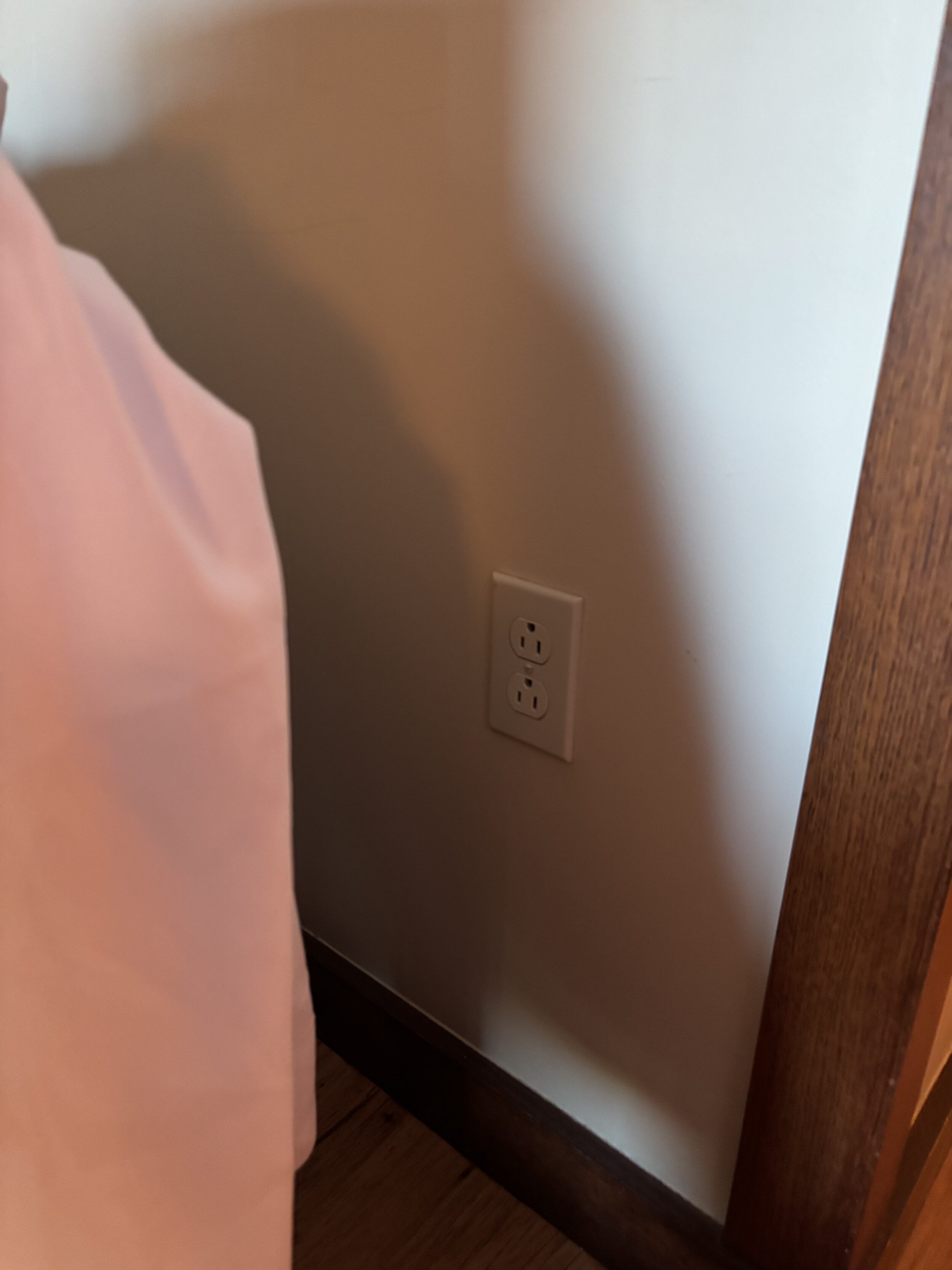 グランドカリフォルニアンホテル ベッド足元のコンセント