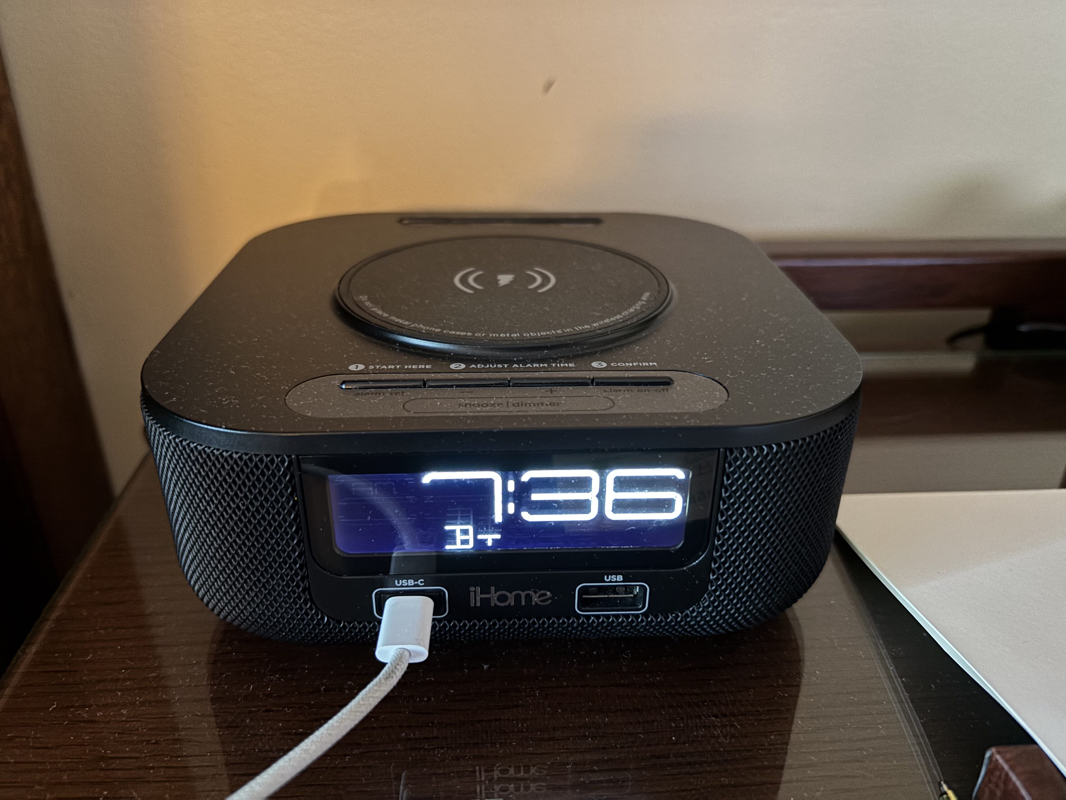 グランドカリフォルニアンホテル ベッド横の時計 USBとType-C充電ポート