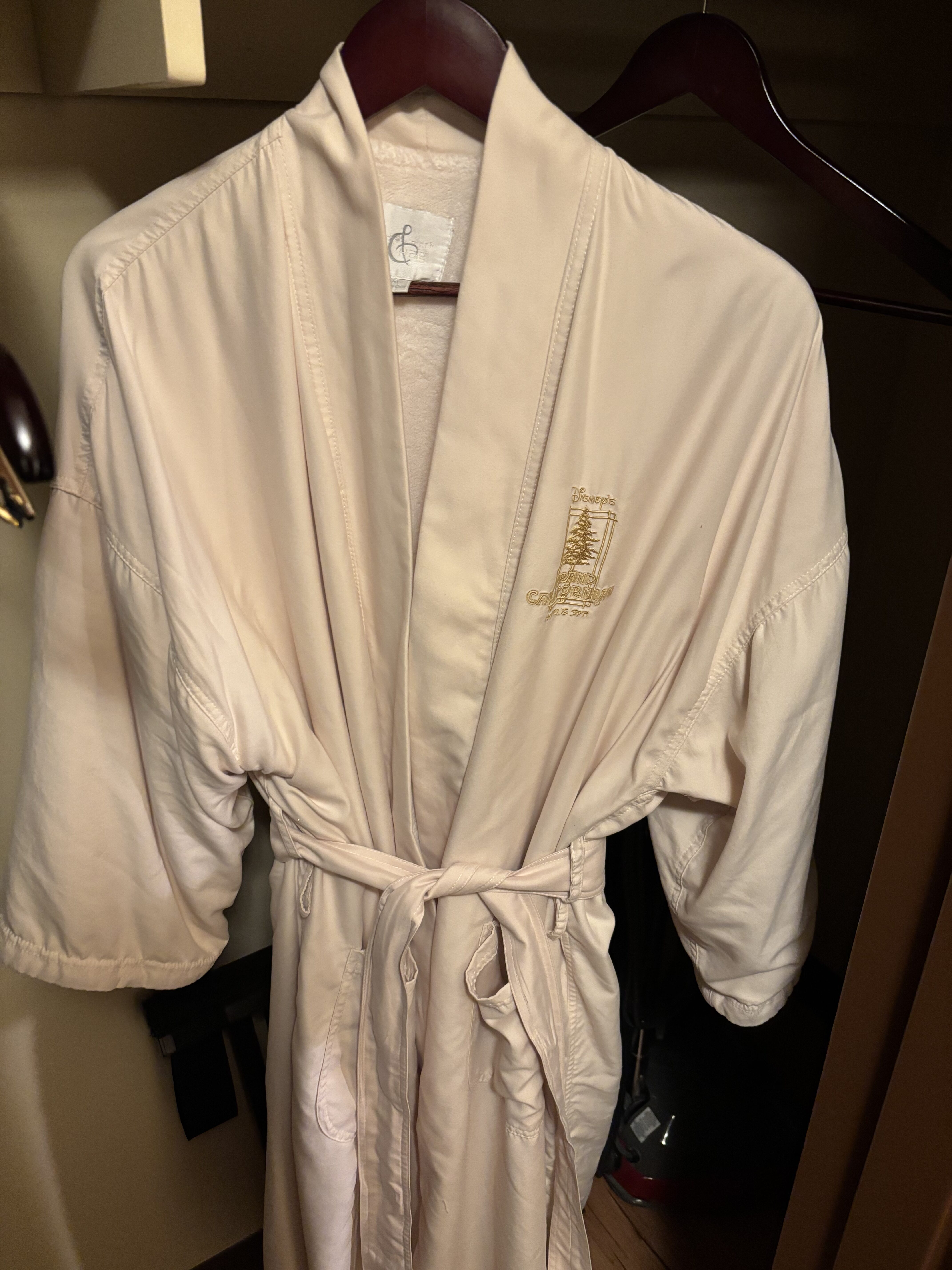 グランドカリフォルニアンホテル クローゼット内のバスローブ