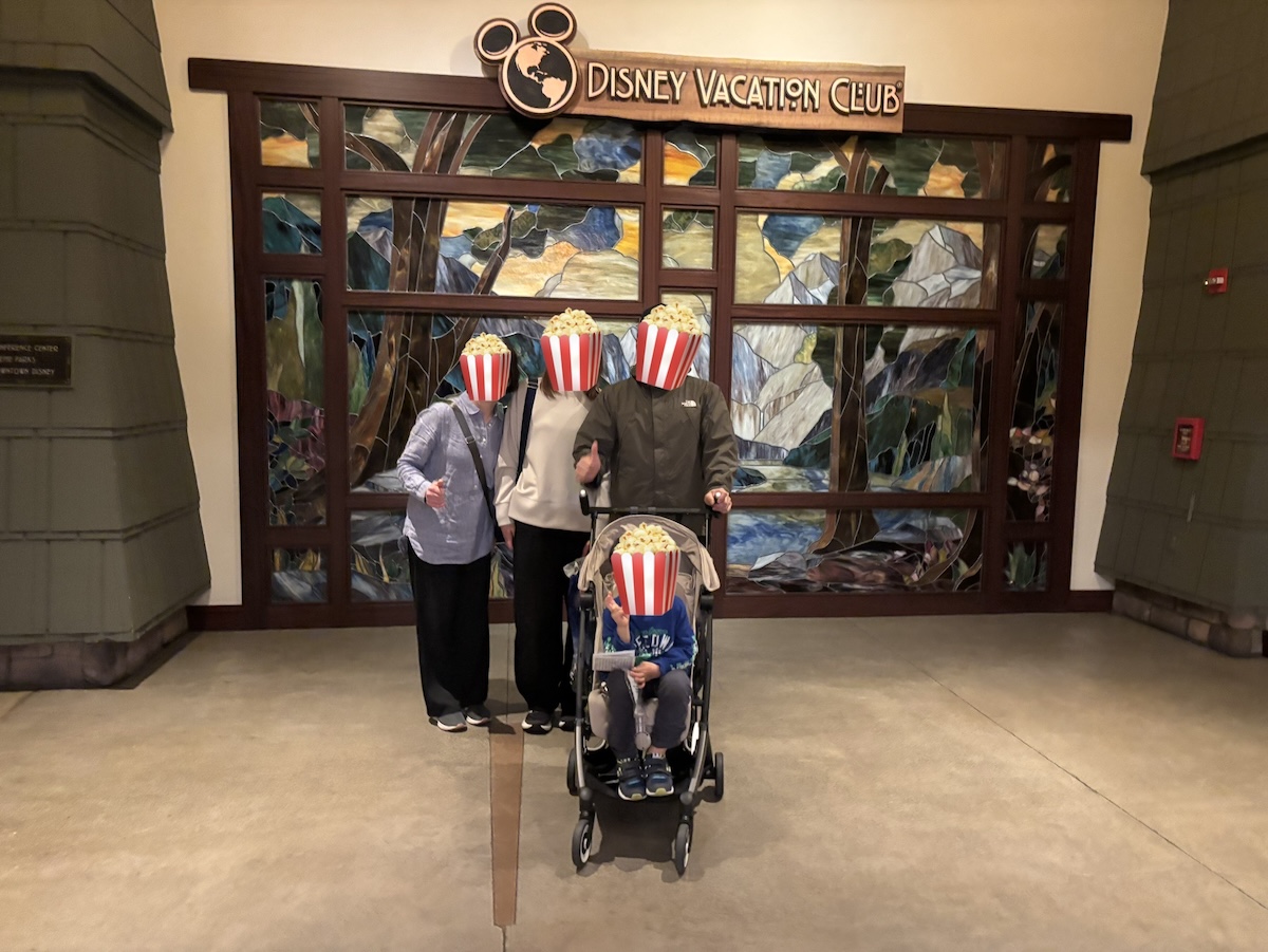 グランドカリフォルニアンホテル DVC壁画前の写真