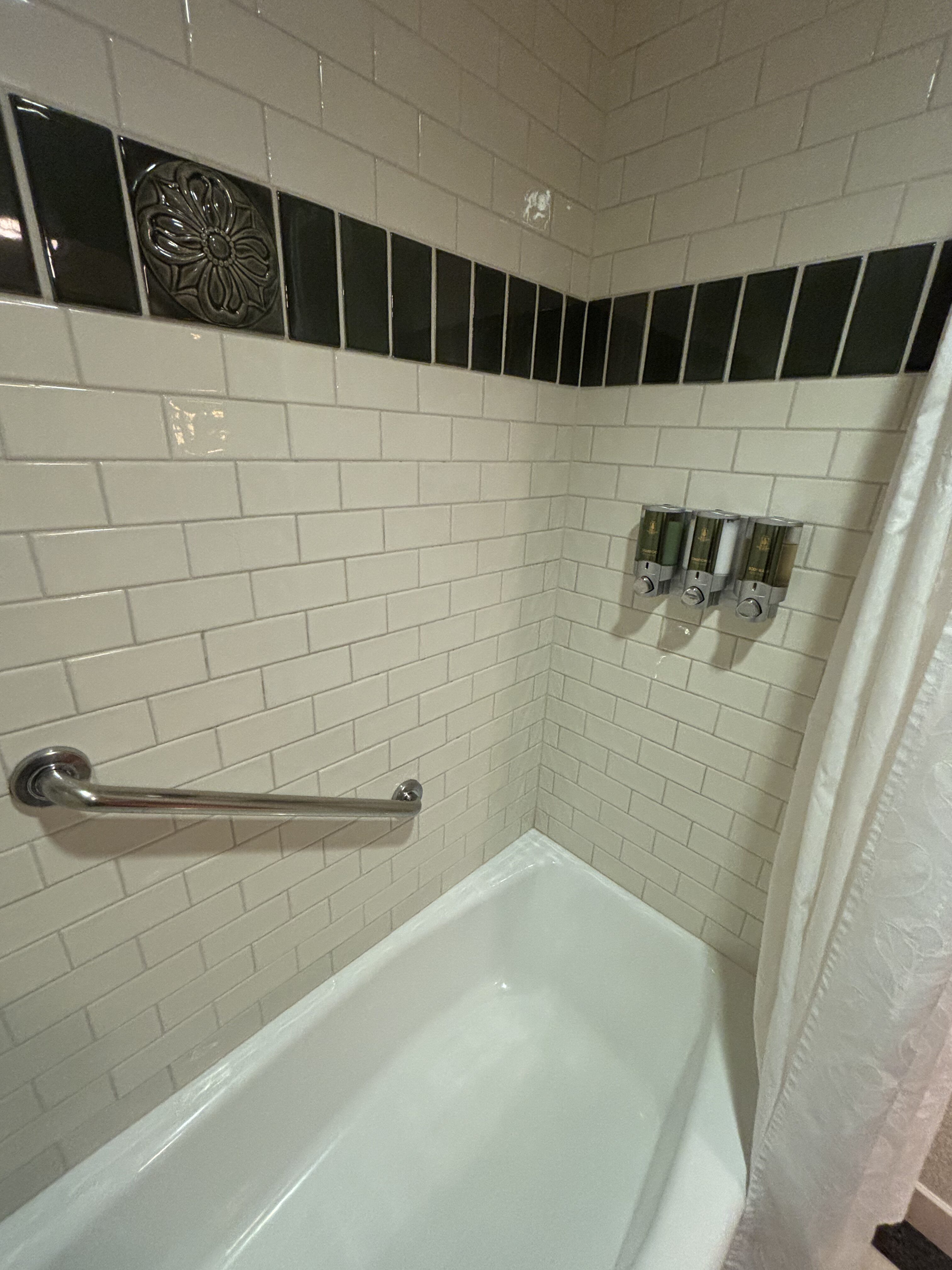 グランドカリフォルニアンホテル バスタブとシャンプー コンディショナー