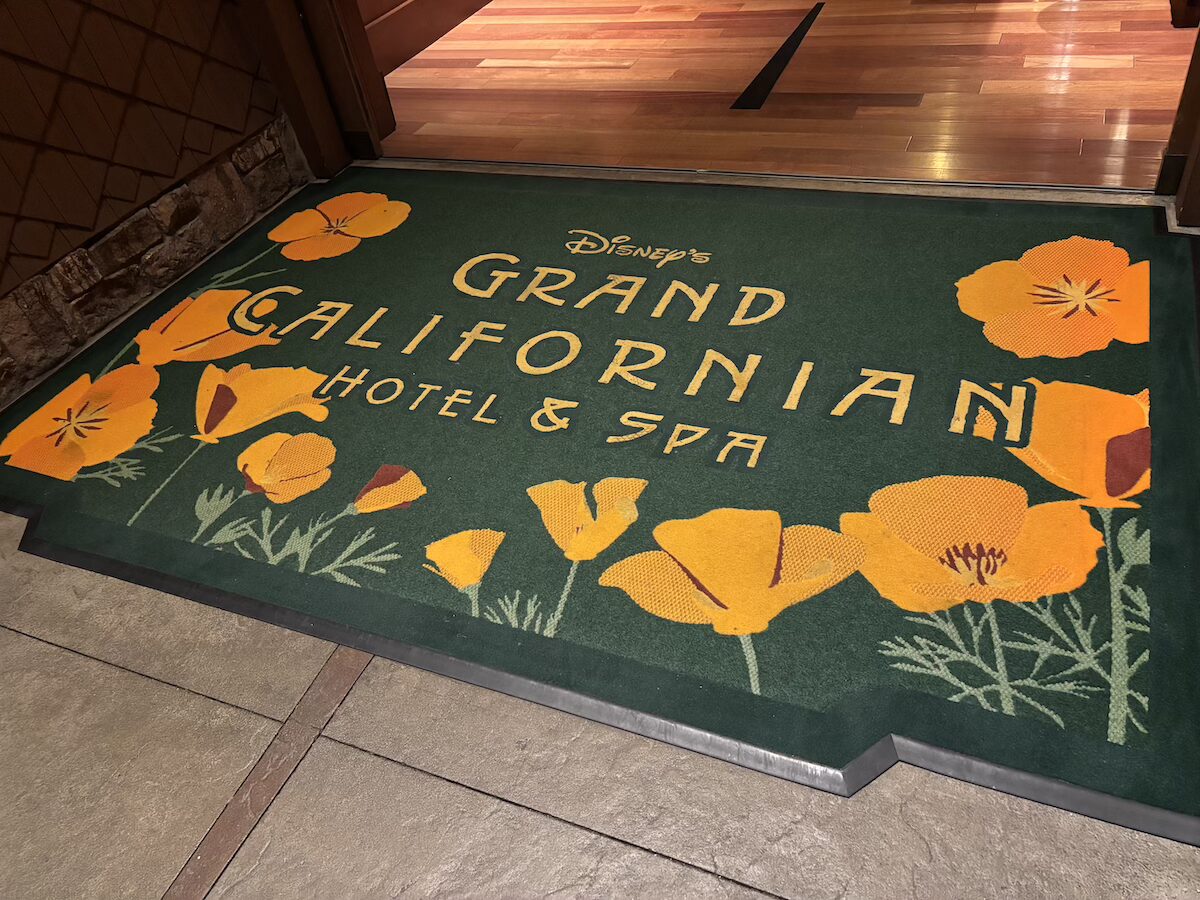 グランドカリフォルニアンホテル 入口のロゴマット