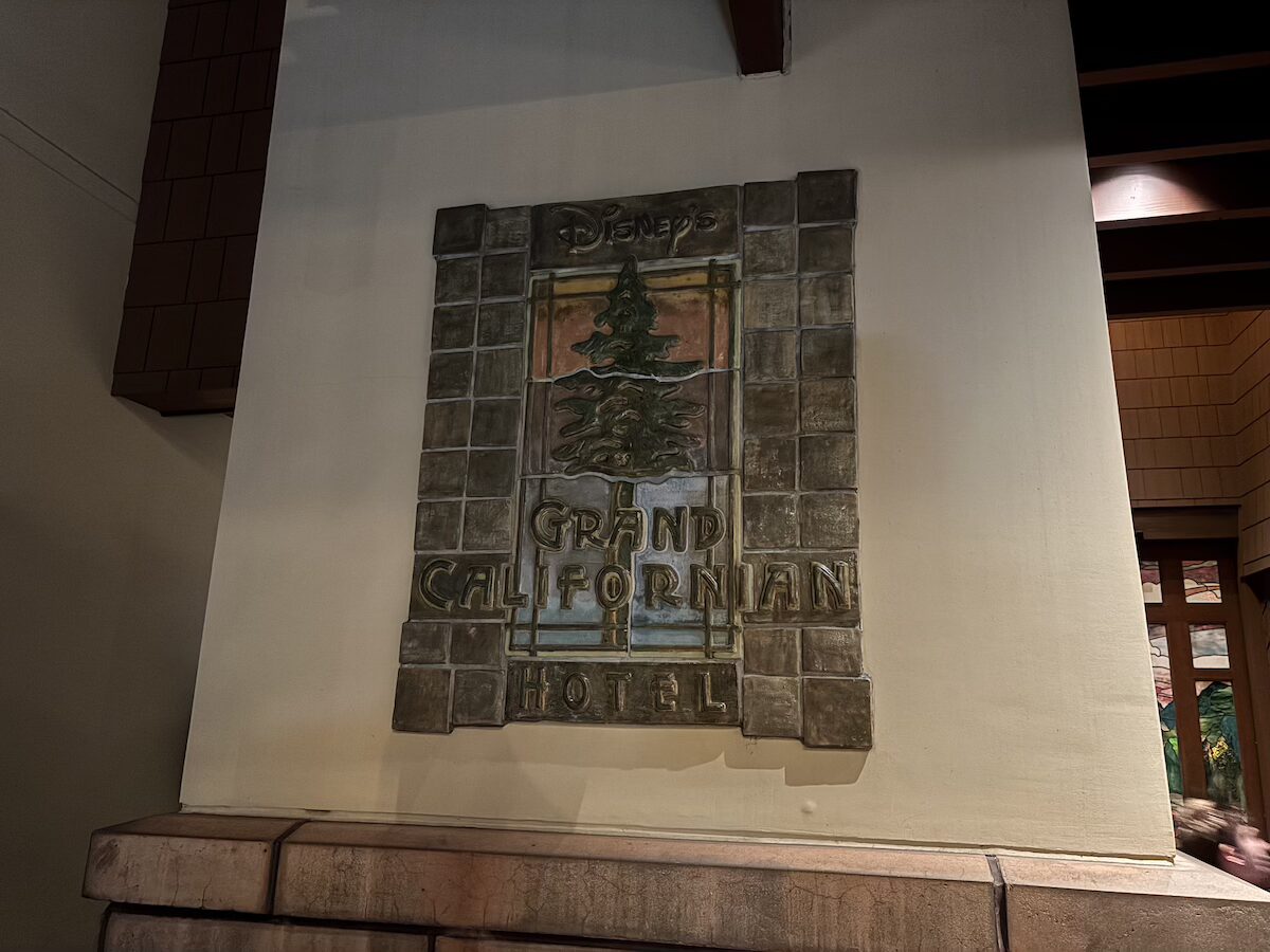 グランドカリフォルニアンホテル 入口のホテル看板