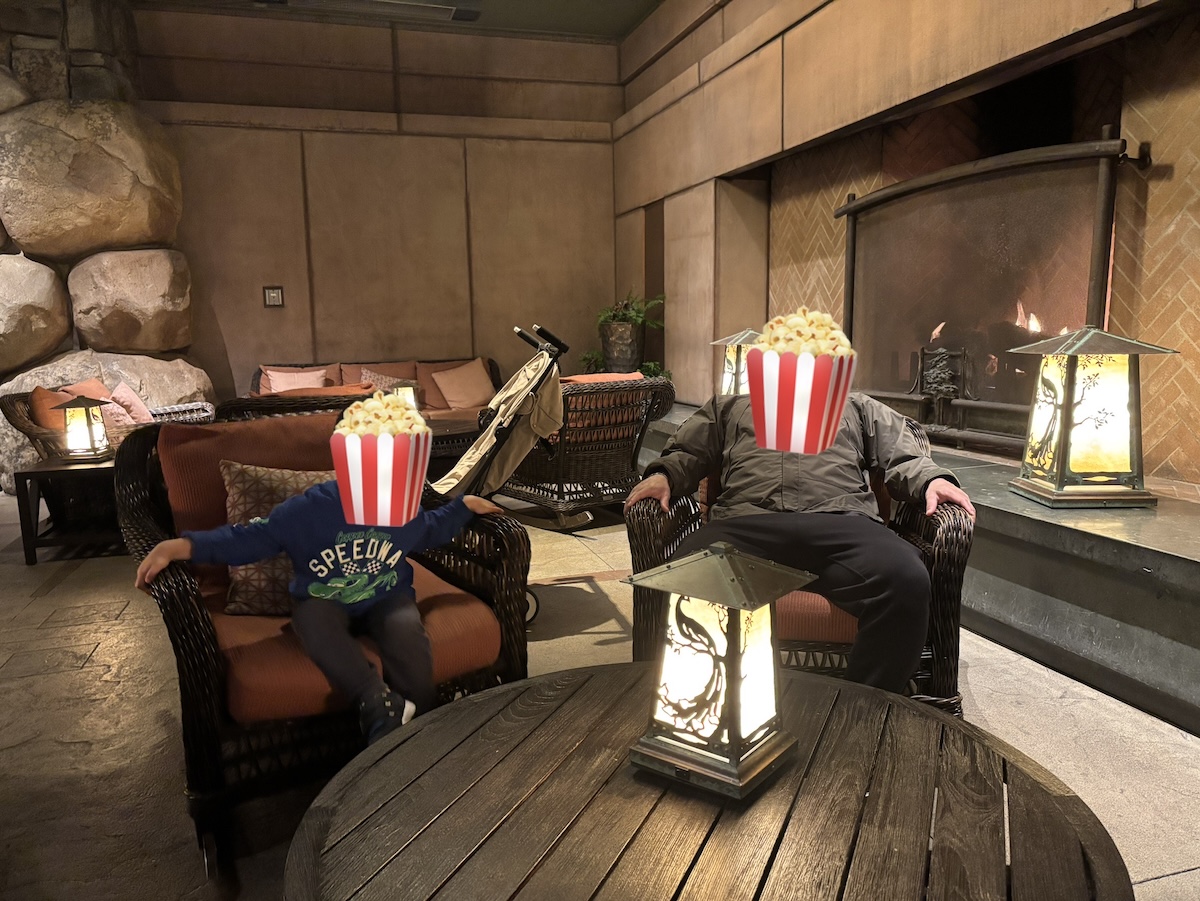 グランドカリフォルニアンホテル ロビー通路の暖炉とロッキングチェア