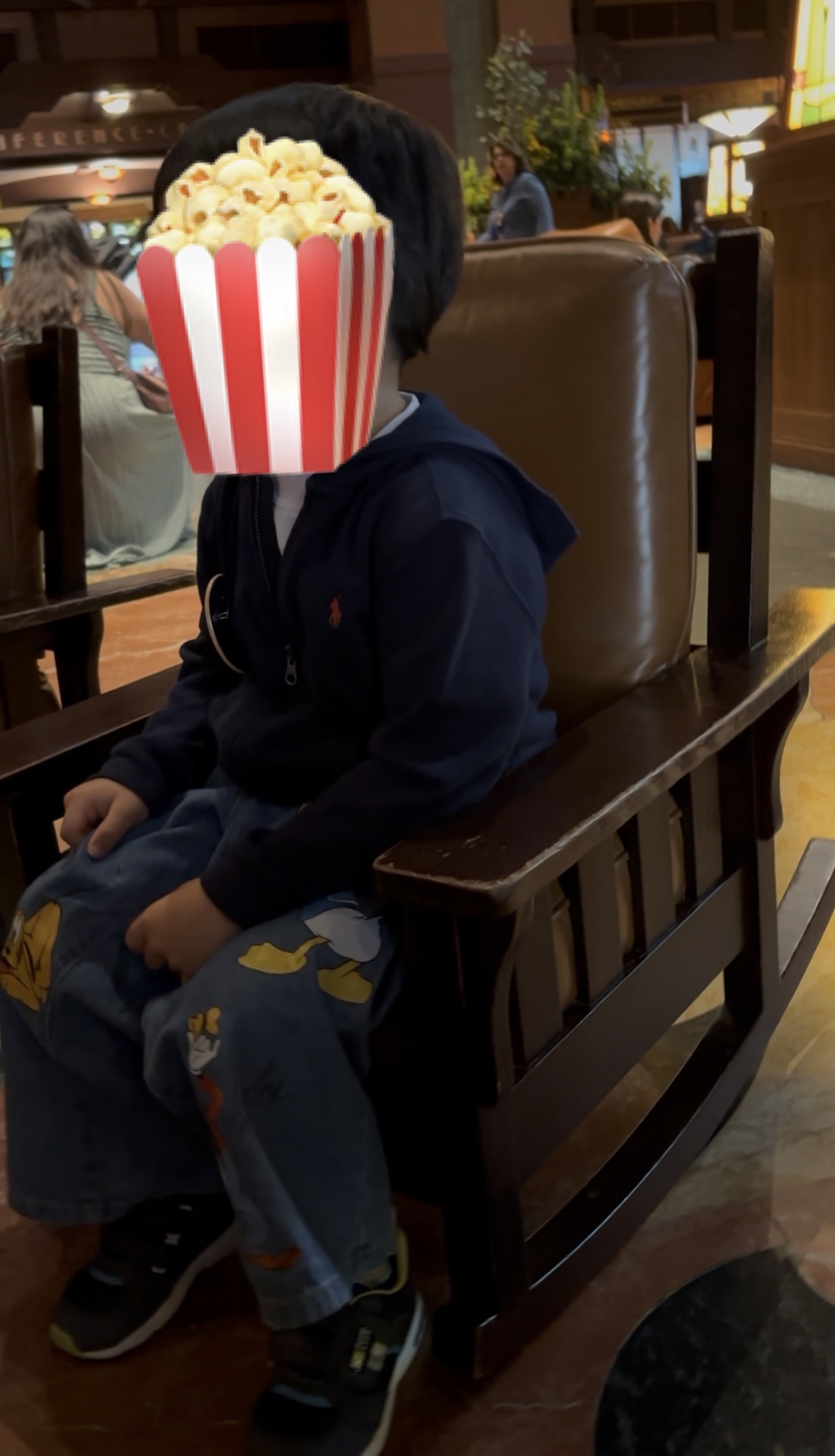 グランドカリフォルニアンホテル ロビー 子供用ロッキングチェア