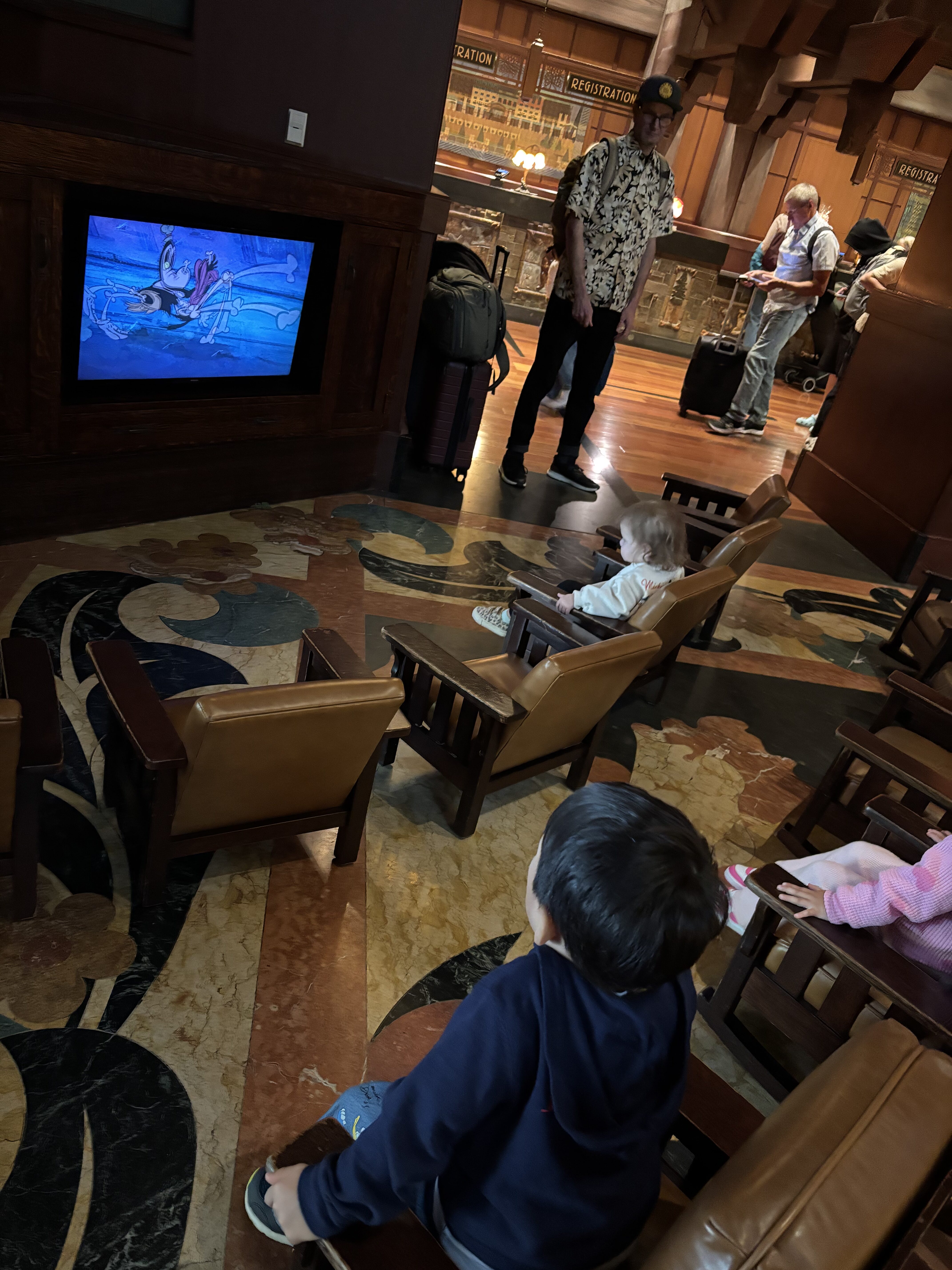 グランドカリフォルニアンホテル ロビー 子供向けテレビスペース