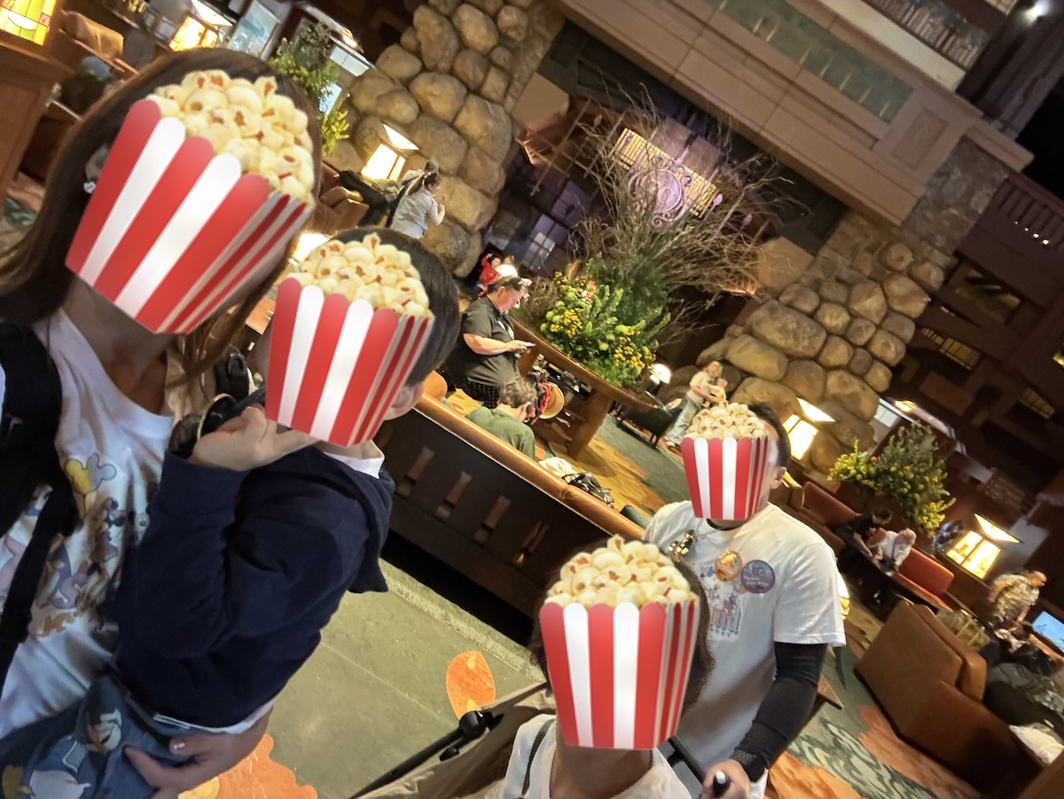 グランドカリフォルニアンホテル ロビー暖炉前の写真