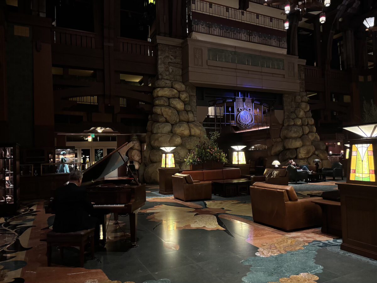 グランドカリフォルニアンホテル ロビーのグランドピアノ演奏